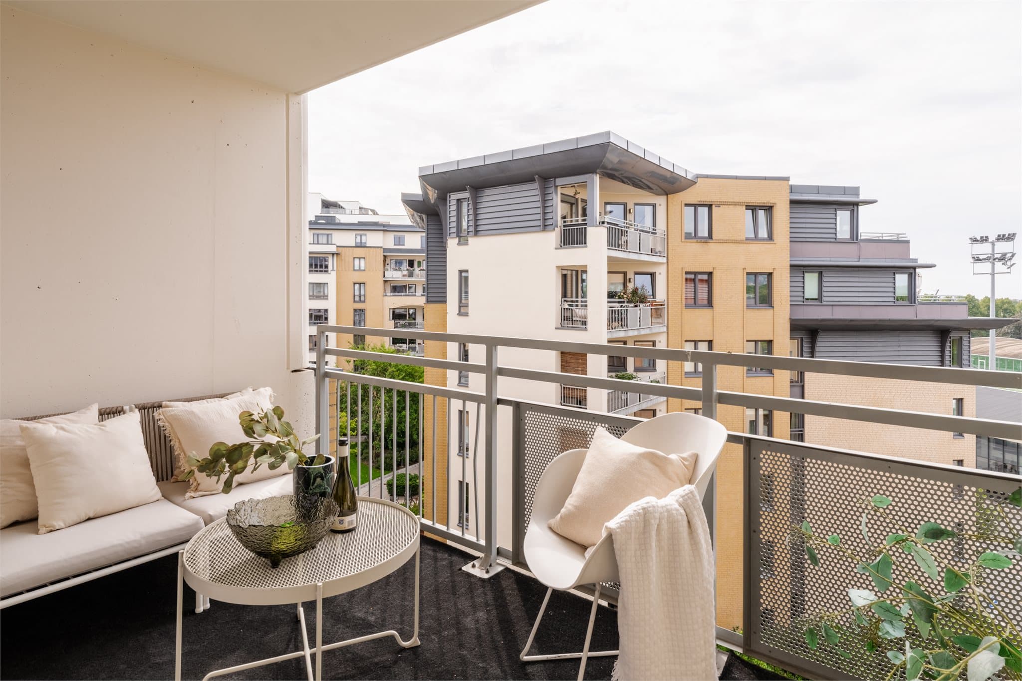 Balkongen har god plass til en hyggelig sittegruppe.