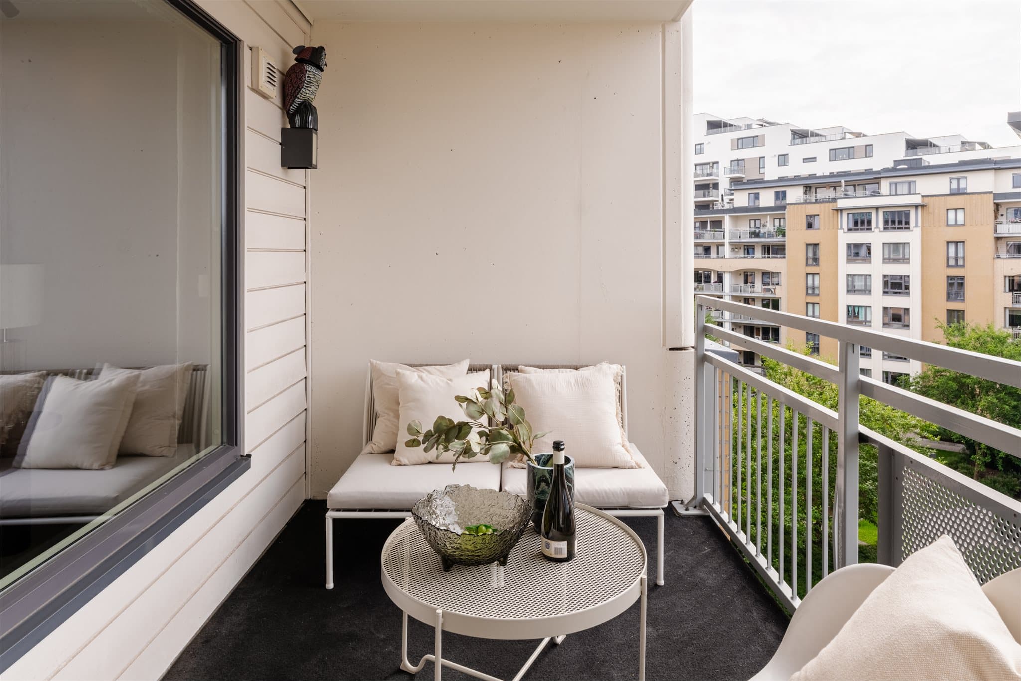 Fra stuen er det utgang til en overbygd balkong på ca. 6 m².