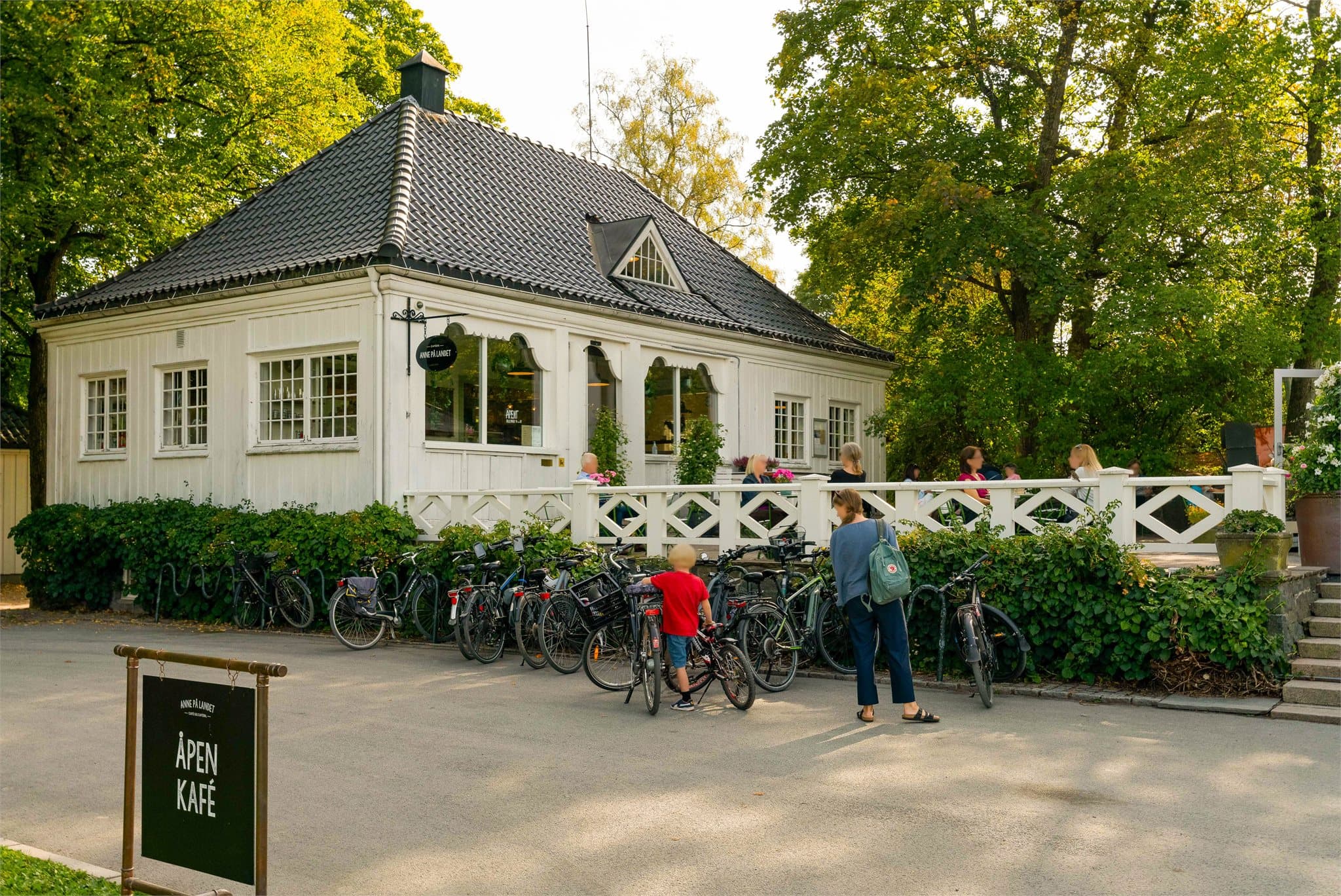 Nyt en kaffe på en av de sjarmerende kafeene i eller ved parken.