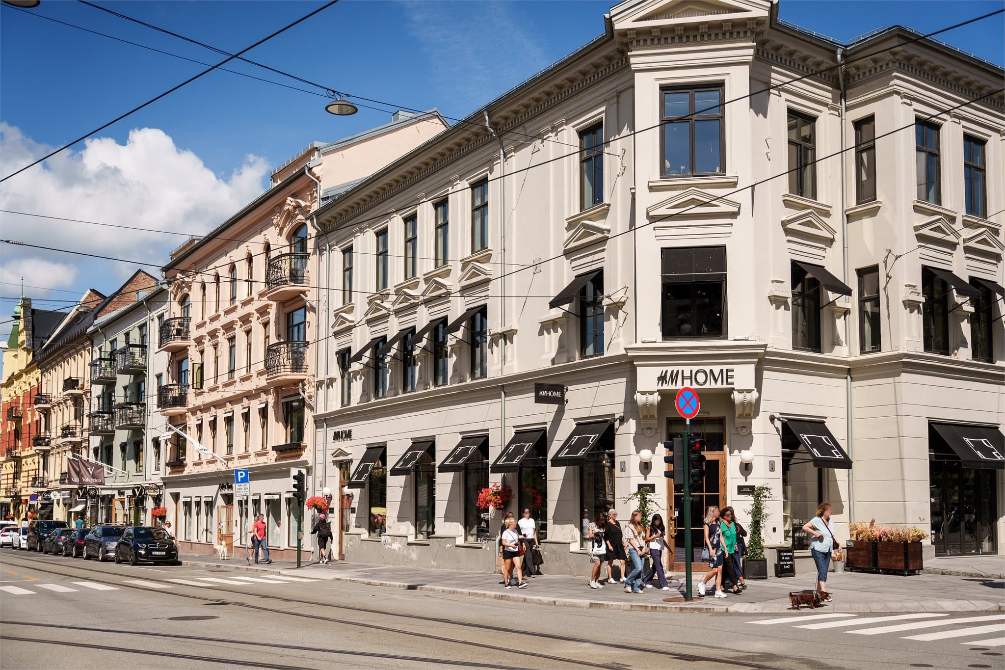 En kort spasertur unna ligger Bogstadveien med sitt rike utvalg av butikker og serveringssteder.