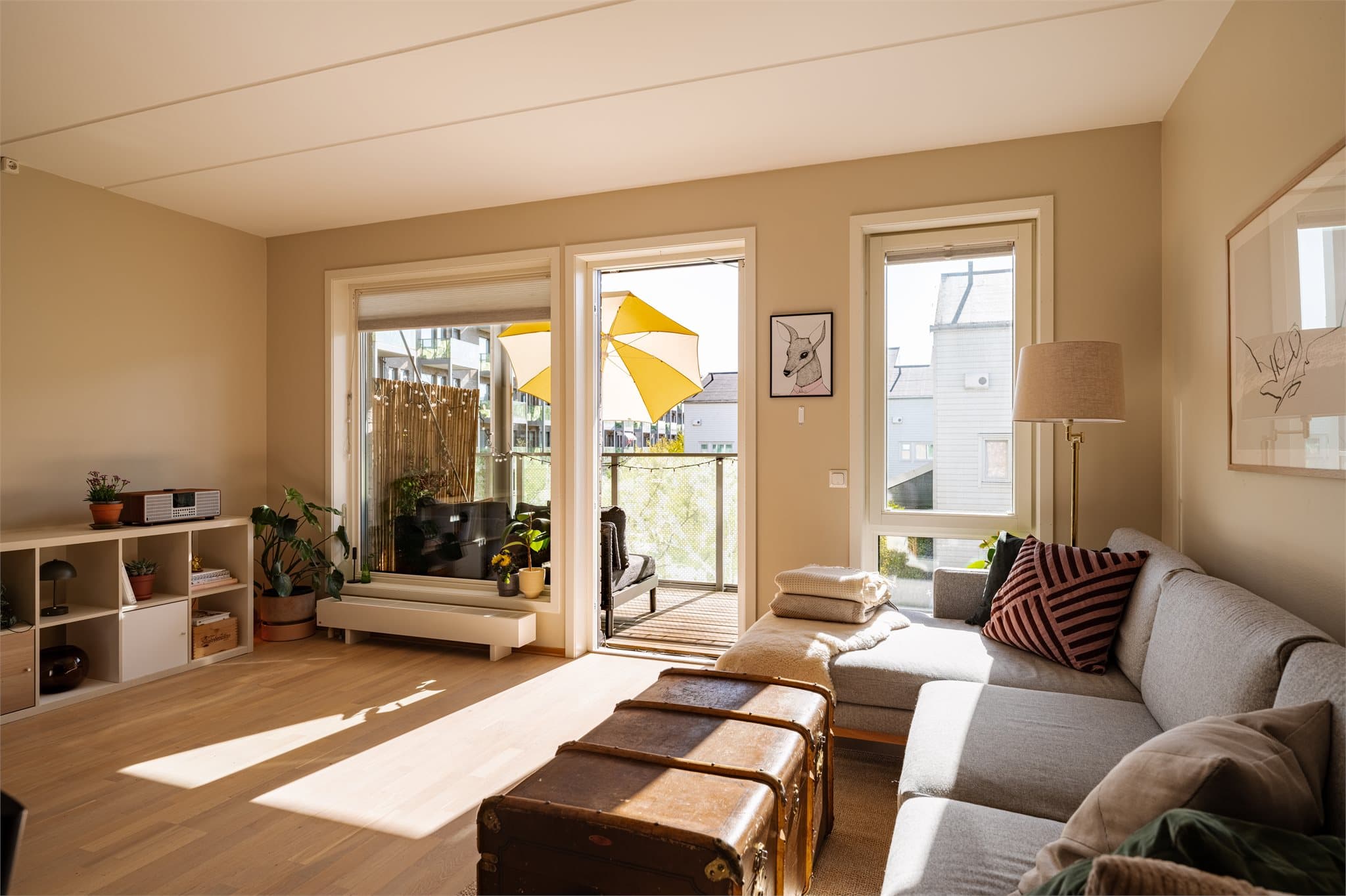 Gulvene er slipt i 2021 av Norsk Parkettsliperi, noe som gir et pent og velholdt uttrykk.