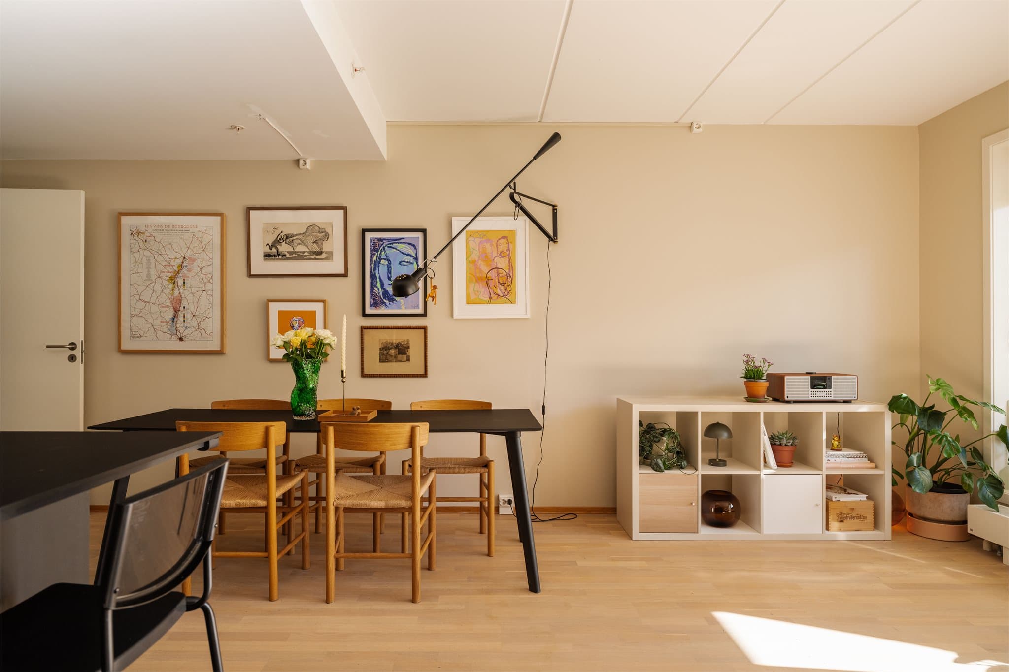 Videre er det god plass til et stort spisebord som inviterer til hyggelige middager så vel som hverdagsmåltider med familien.