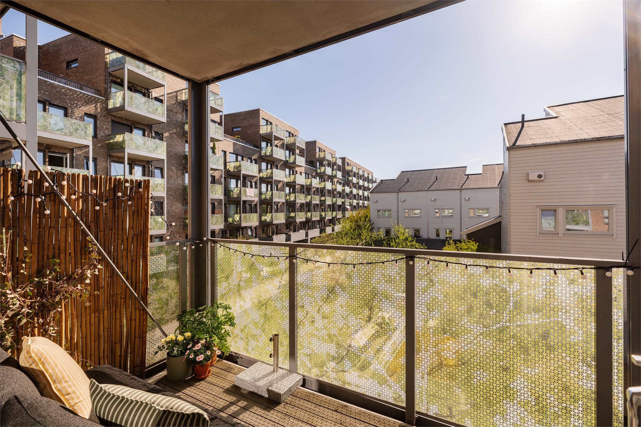 Deilige sommerdager kan nytes på den sydvestvendte balkongen som er målt til 6 m².