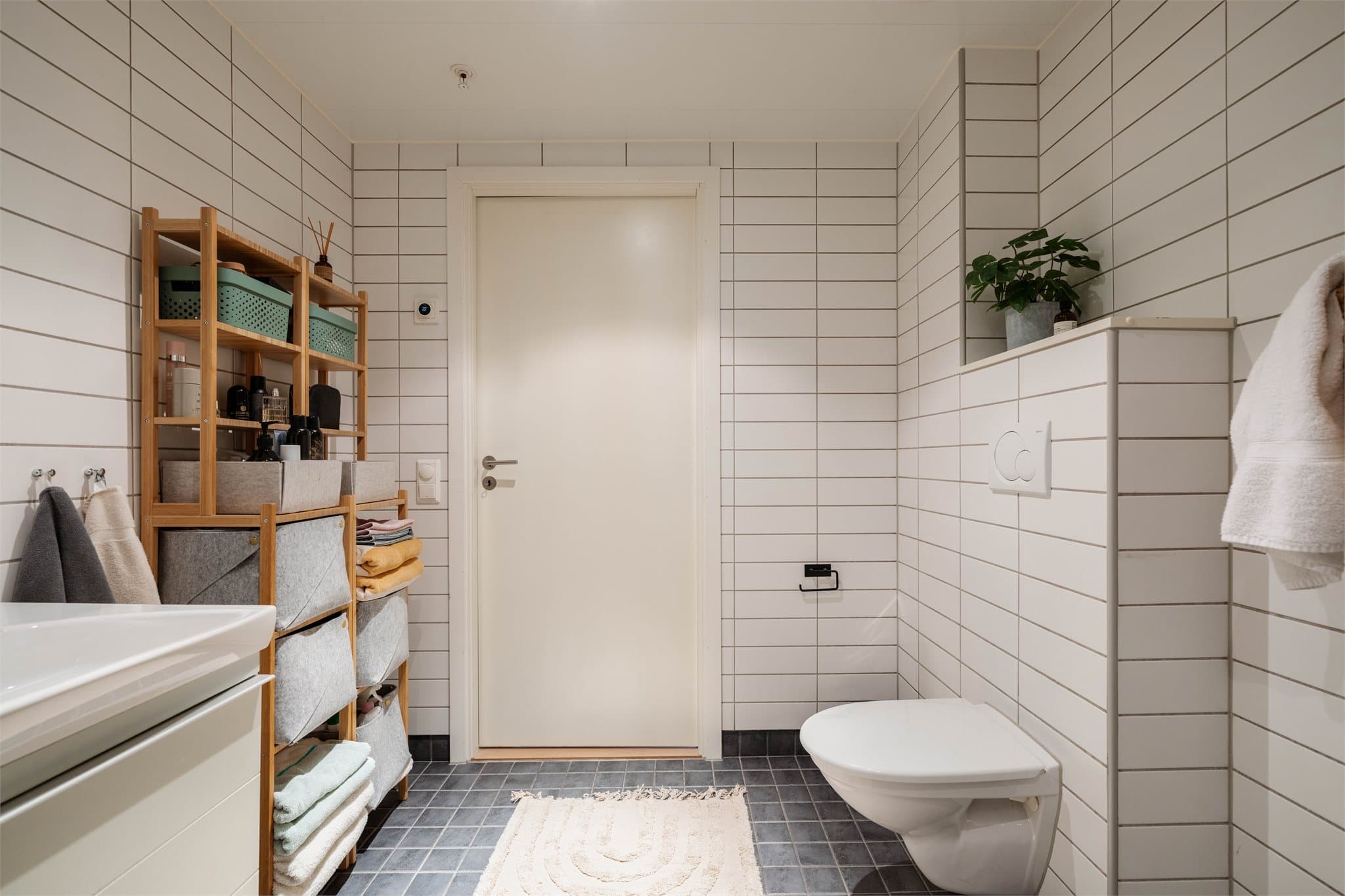 Badet er romslig og byr på rikelig med plass til oppbevaring.