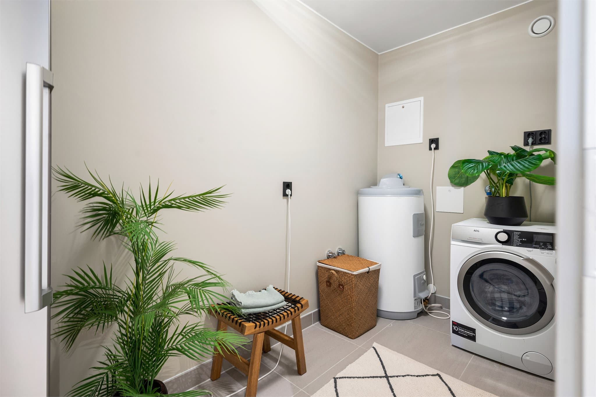 Leiligheten har et funksjonelt og moderne vaskerom som ble etablert i en opprinnelig bod i 2022.
