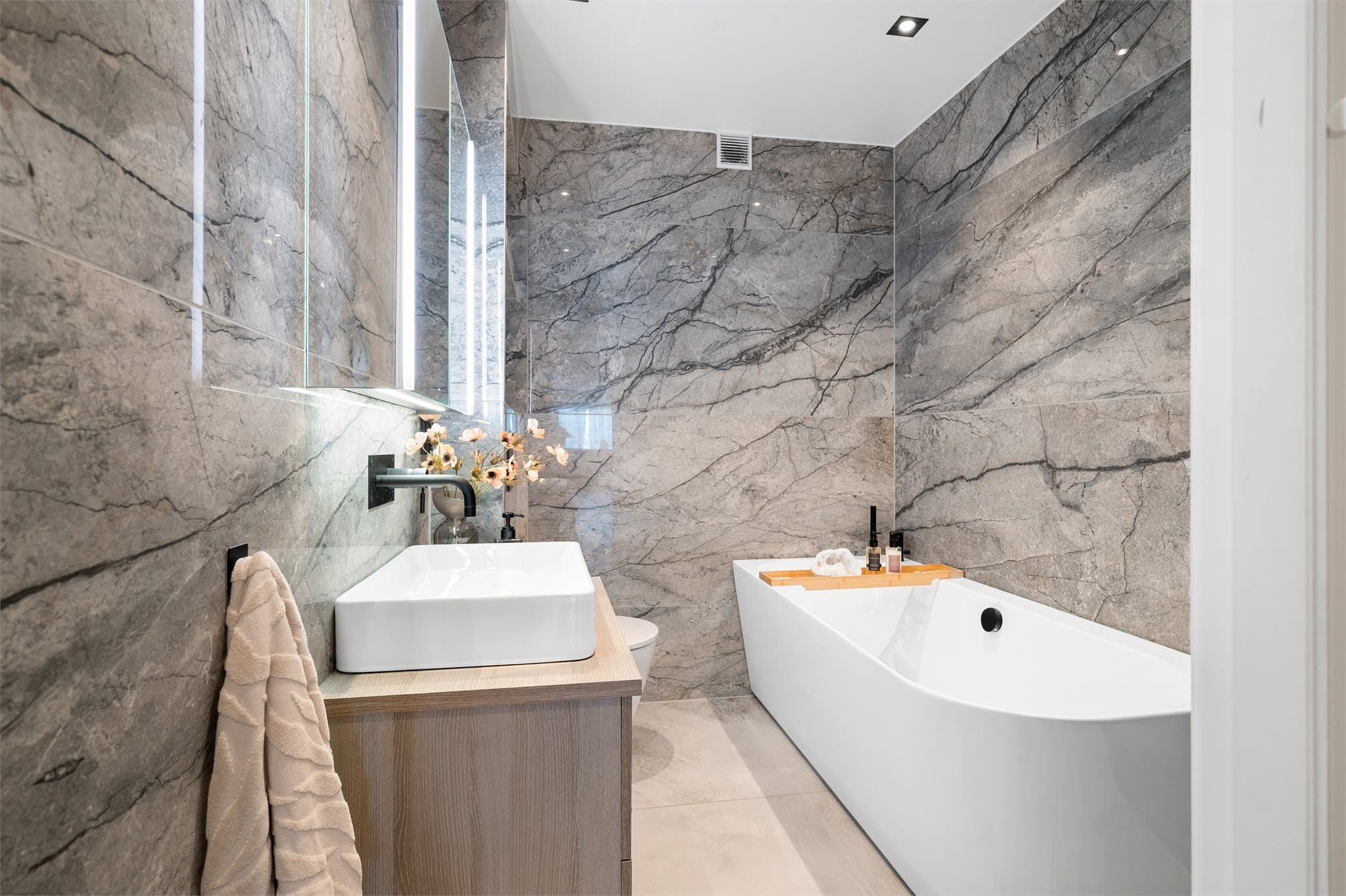 Badet gir en umiddelbar følelse av velvære, og deilig gulvvarme gir en lun start på dagen.