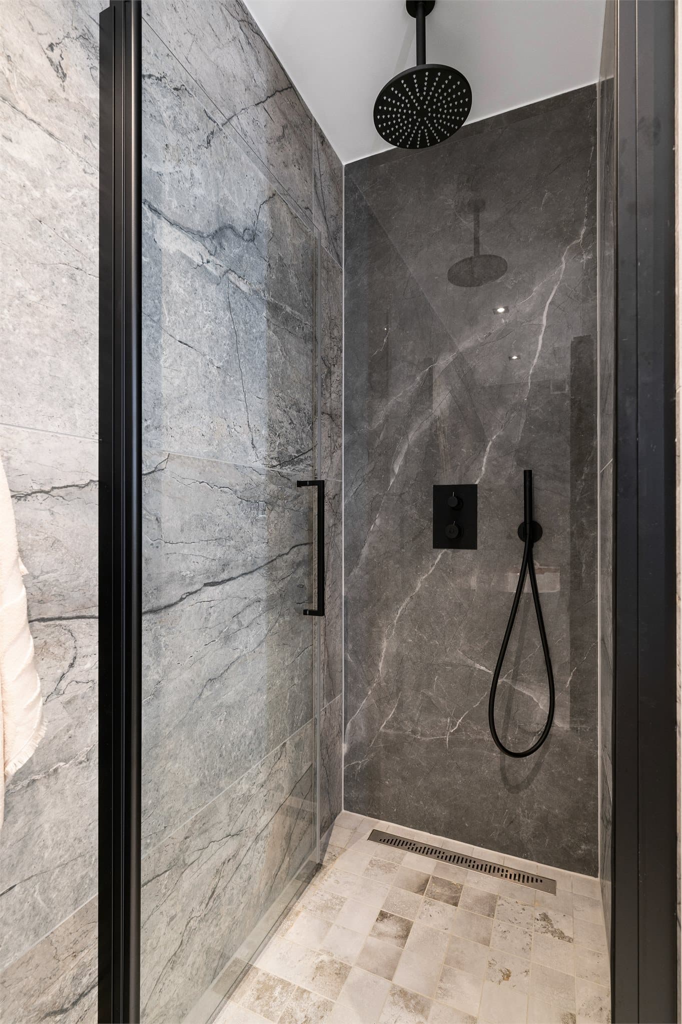 Dusjnisje med regnfallsdusj montert i taket.