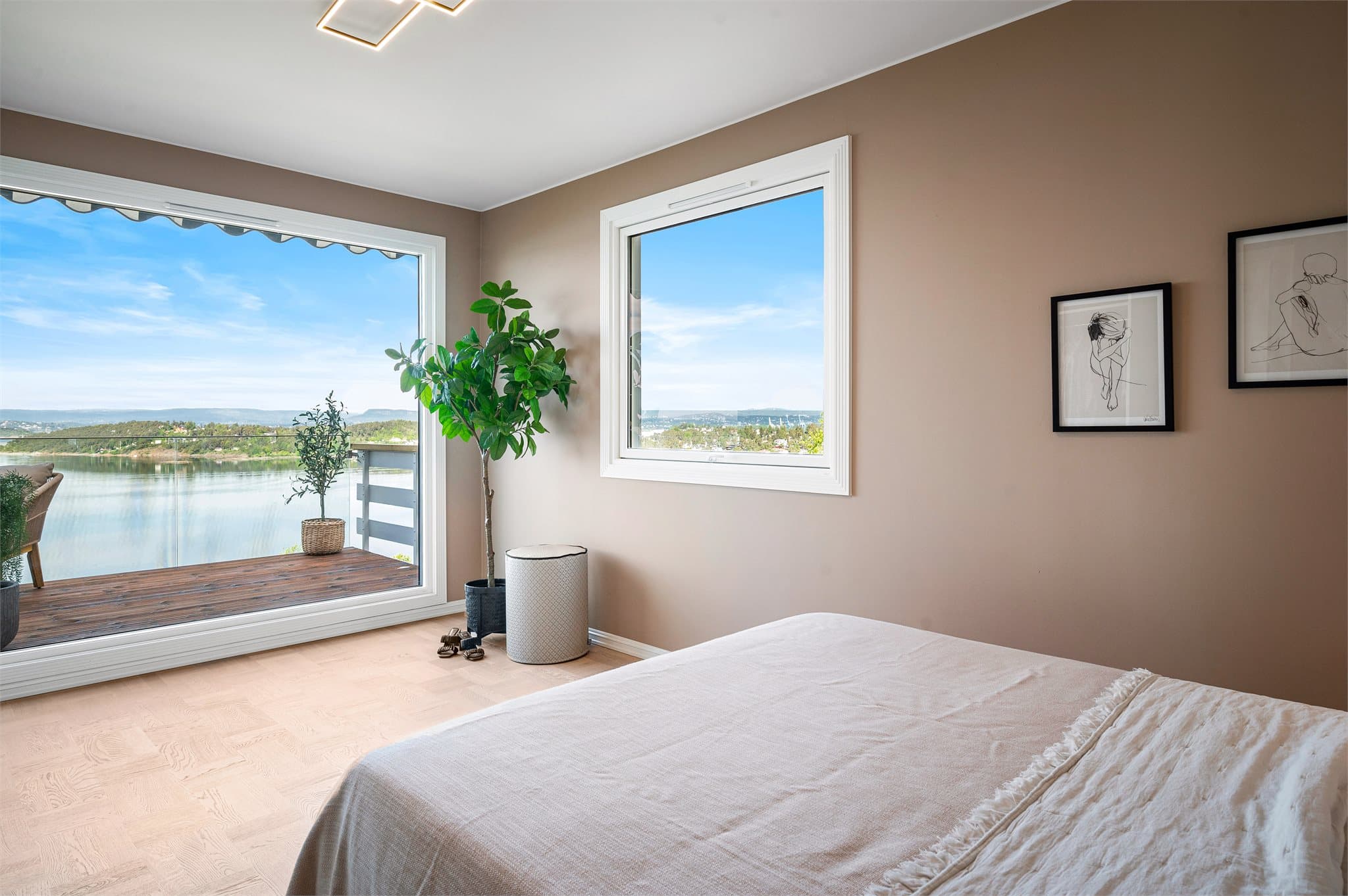 Spesielt store vindusflater som gir flott utsikt mot fjorden.