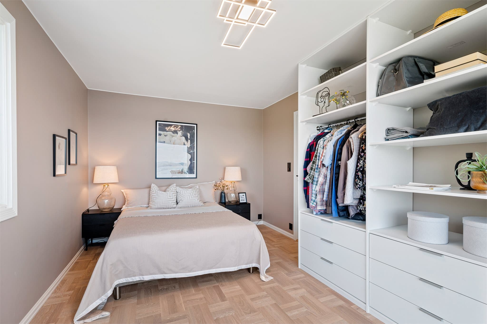 Stort og innbydende hovedsoverom med god plass til en stor dobbeltseng med nattbord på sidene.