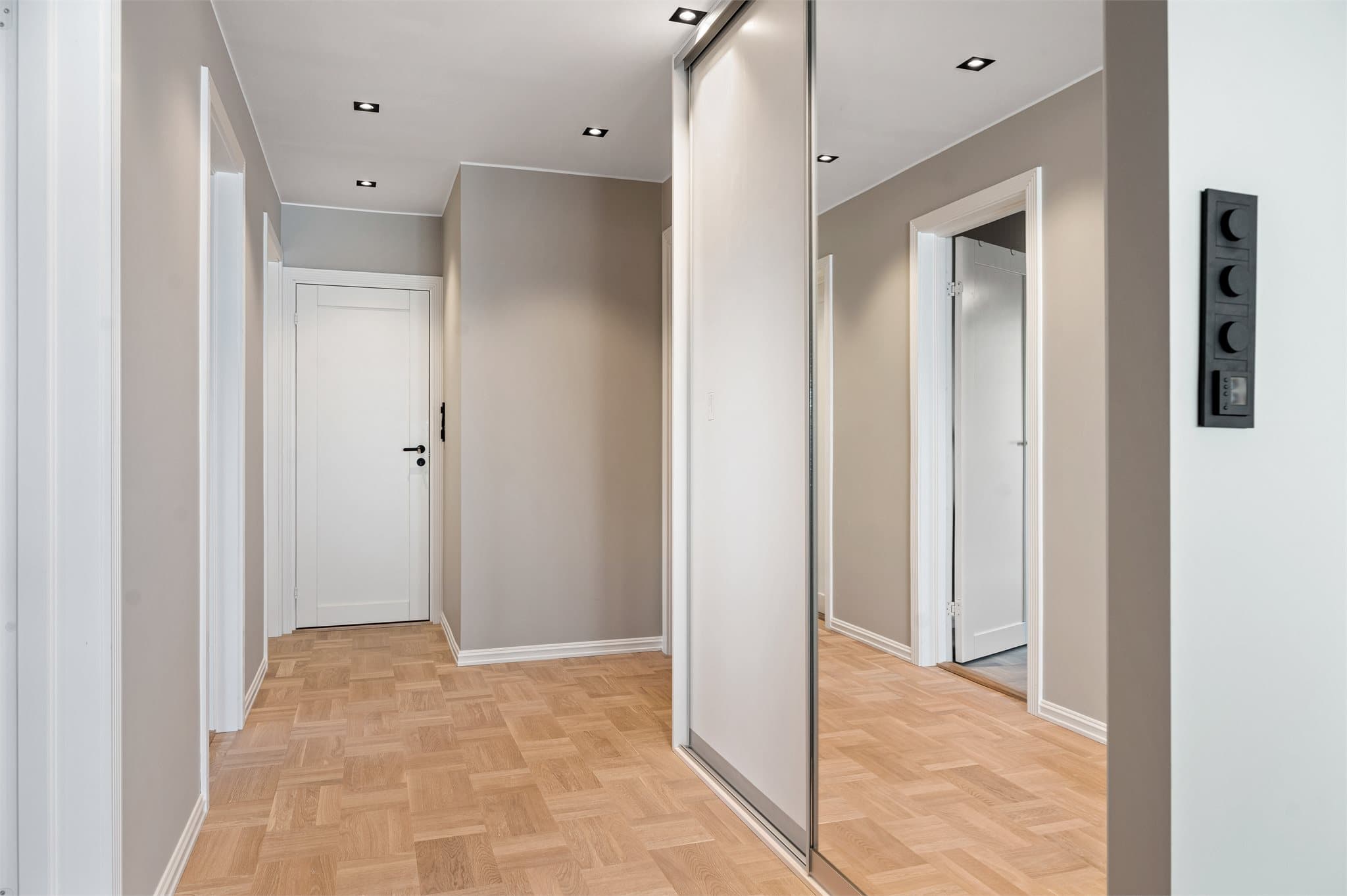 Leiligheten har en lys og innbydende entré som gir et godt førsteinntrykk. Entréen er romslig og praktisk utformet med enstavs eikeparkett på gulvet, som gir et helhetlig og elegant uttrykk.