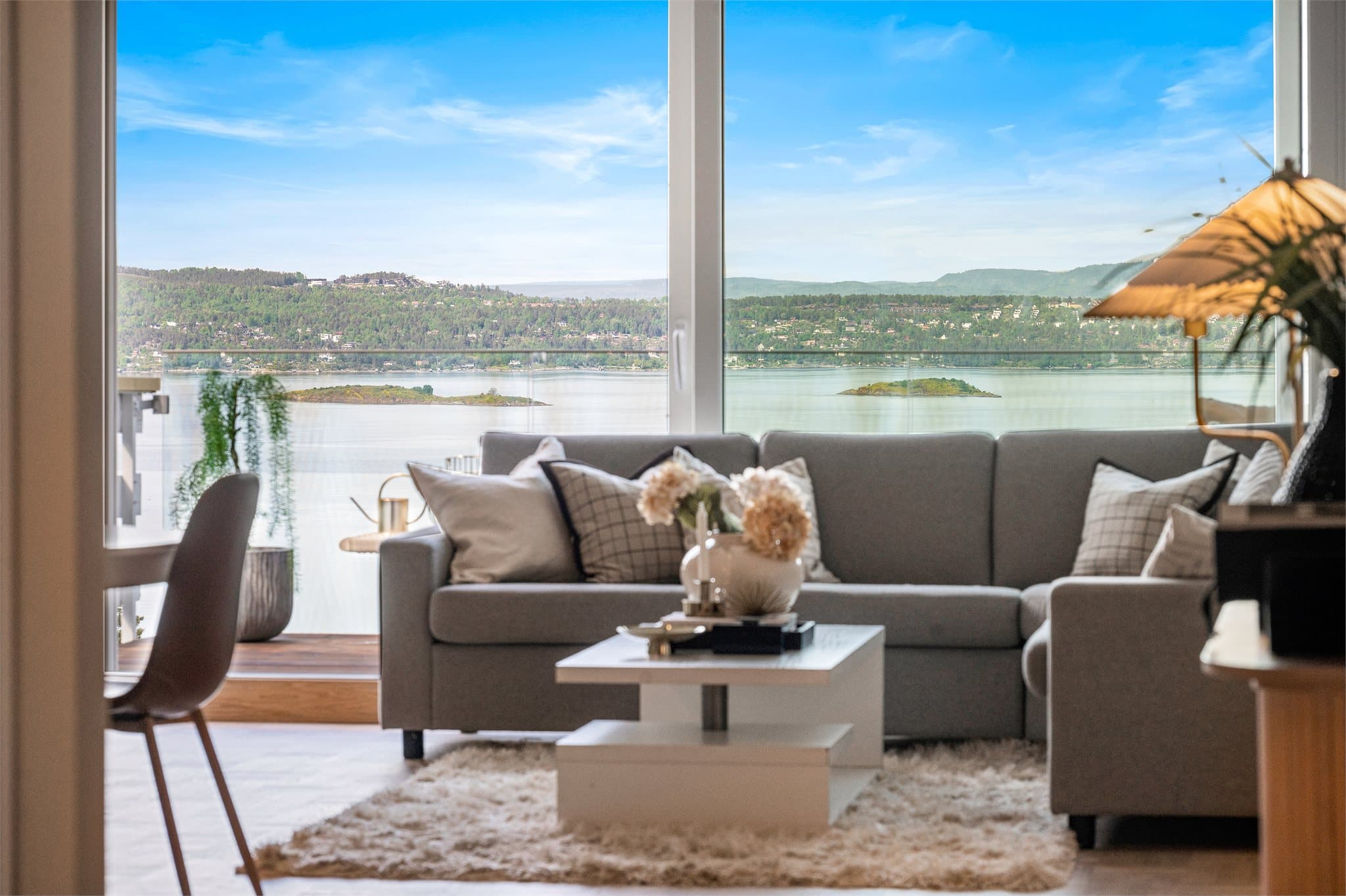 Som følge av store vindusflater, bader rommet i godt sollys på de fineste dagene.