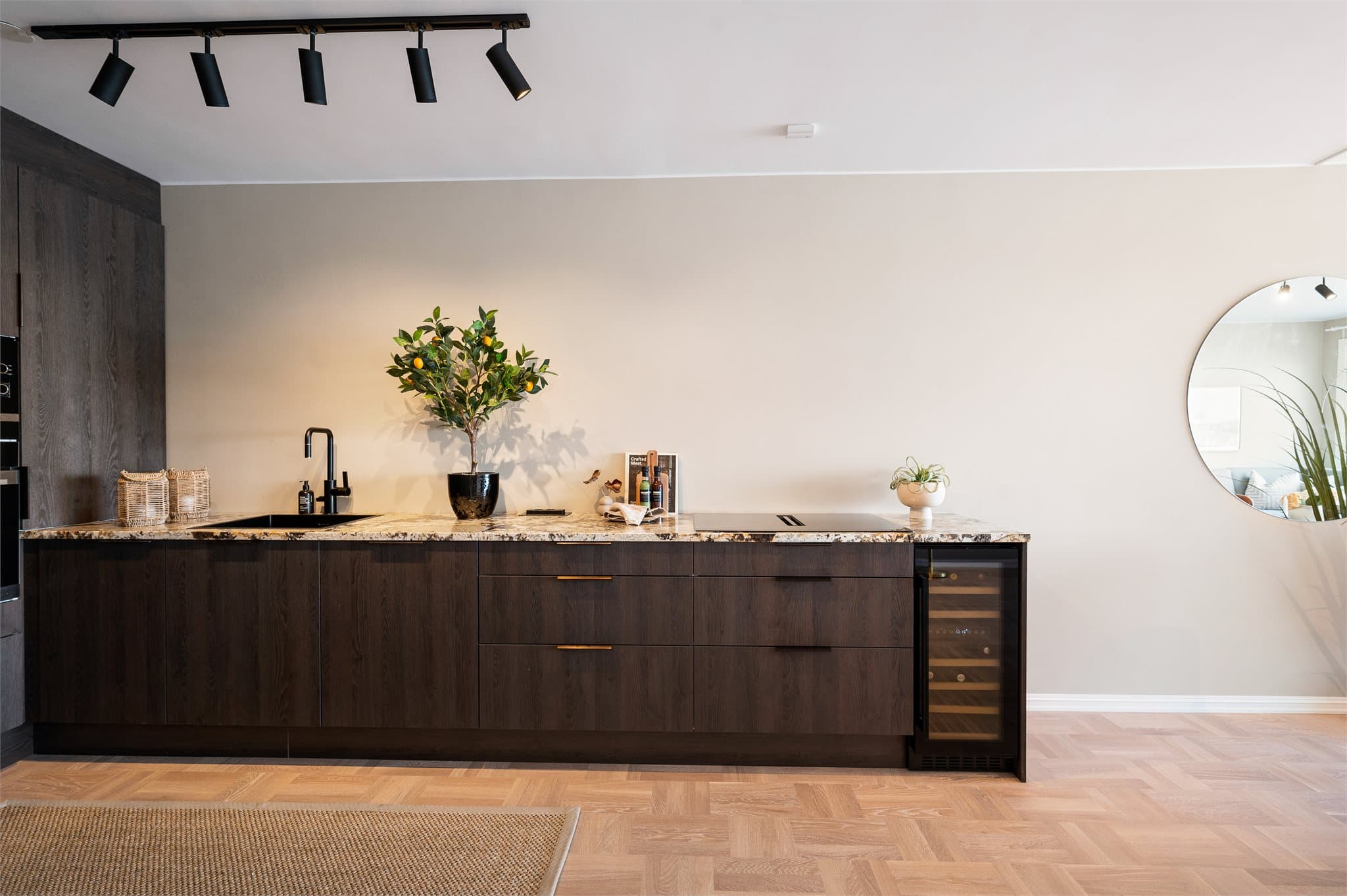 Vakker eikeparkett på gulvet.