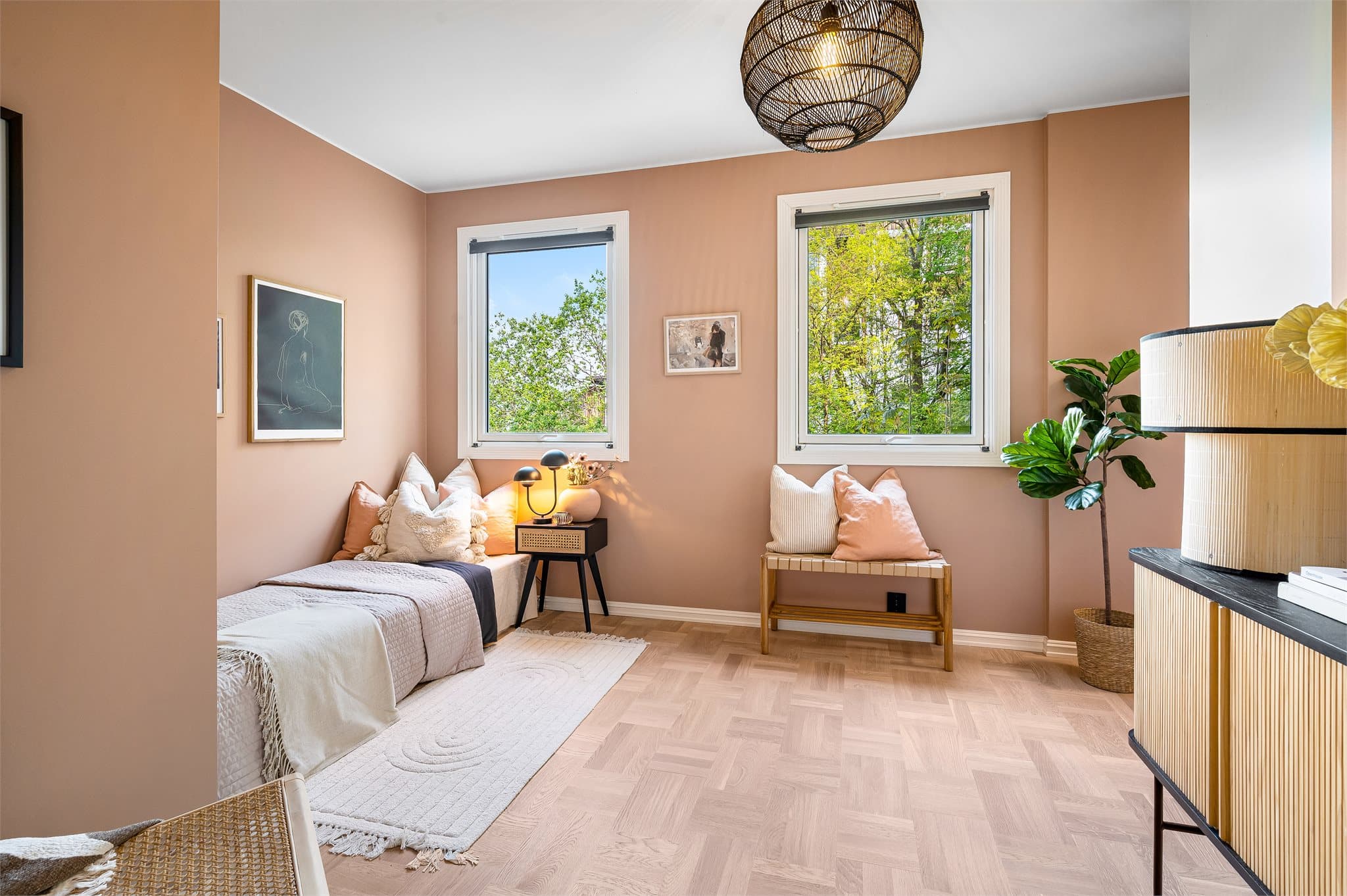 Flott soverom 2 med god plass til ønsket innredning.