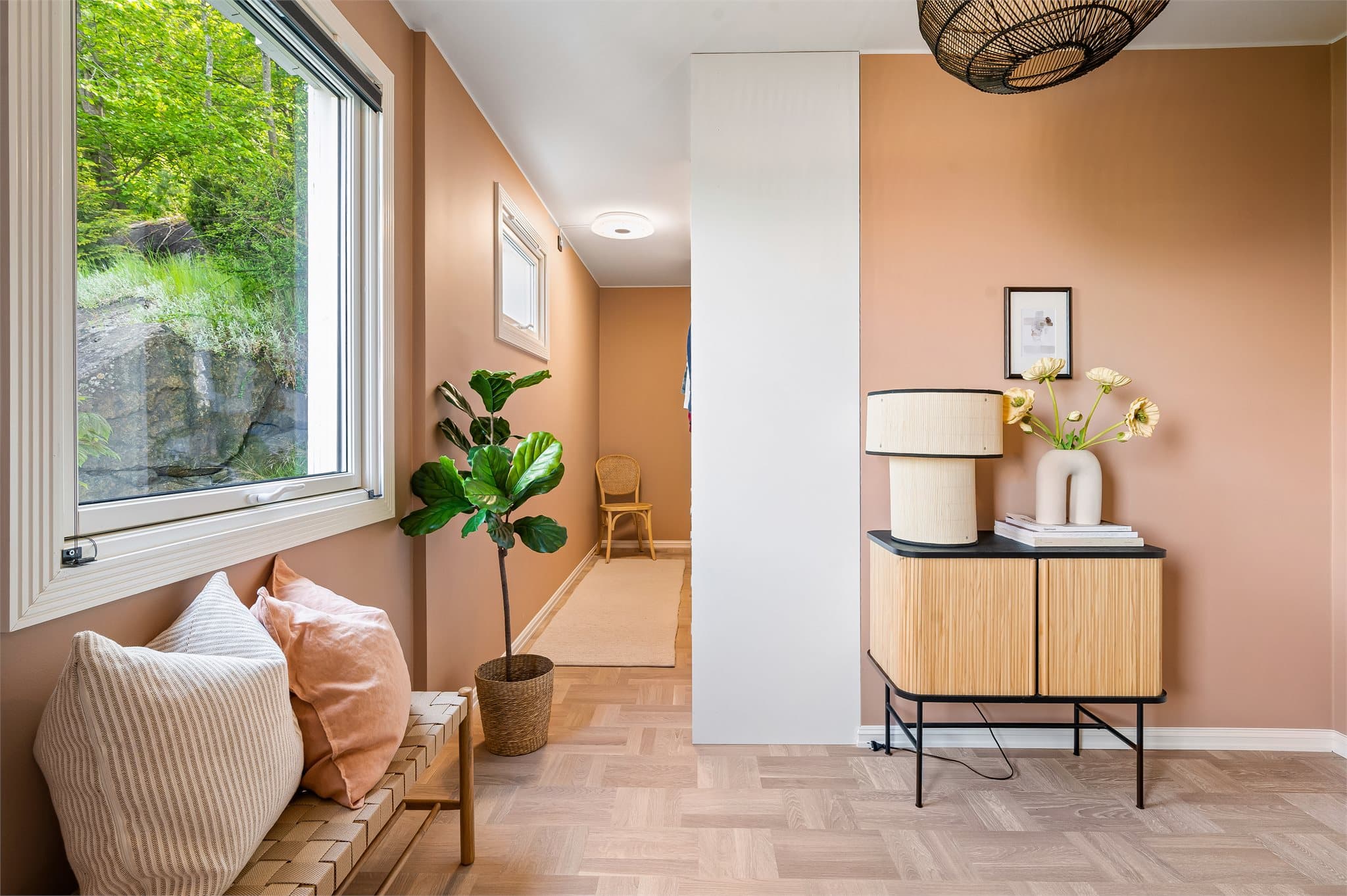 Det er god plass til seng og nattbord i rommets hoveddel, mens en egen avskjermet sone kan innredes som en praktisk garderobeløsning.