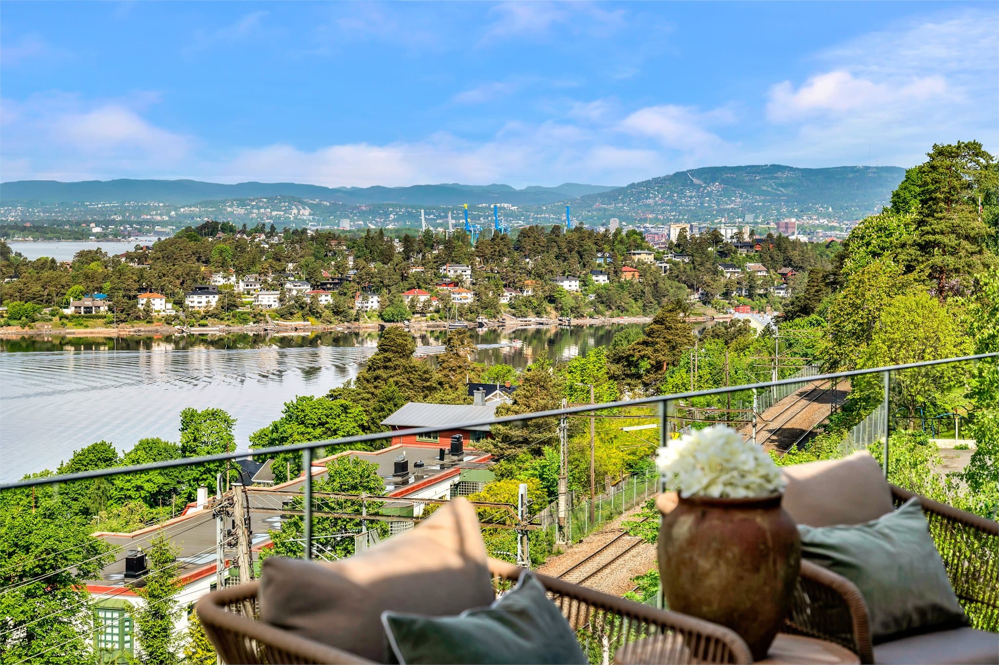 Dette å anse som en meget god beliggenhet når det gjelder orientering på terrassen.