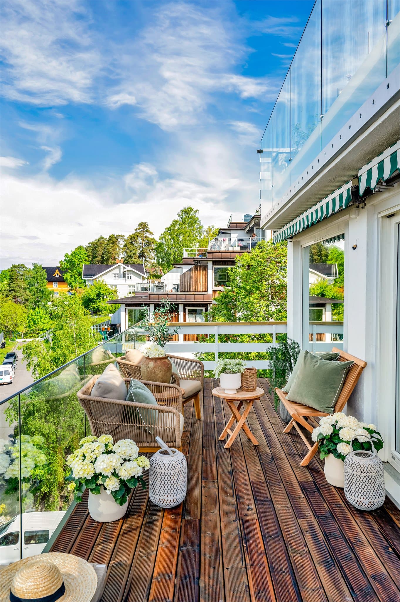 Fantastisk terrasse på hele 18 kvm med moderne rekkverk i glass.