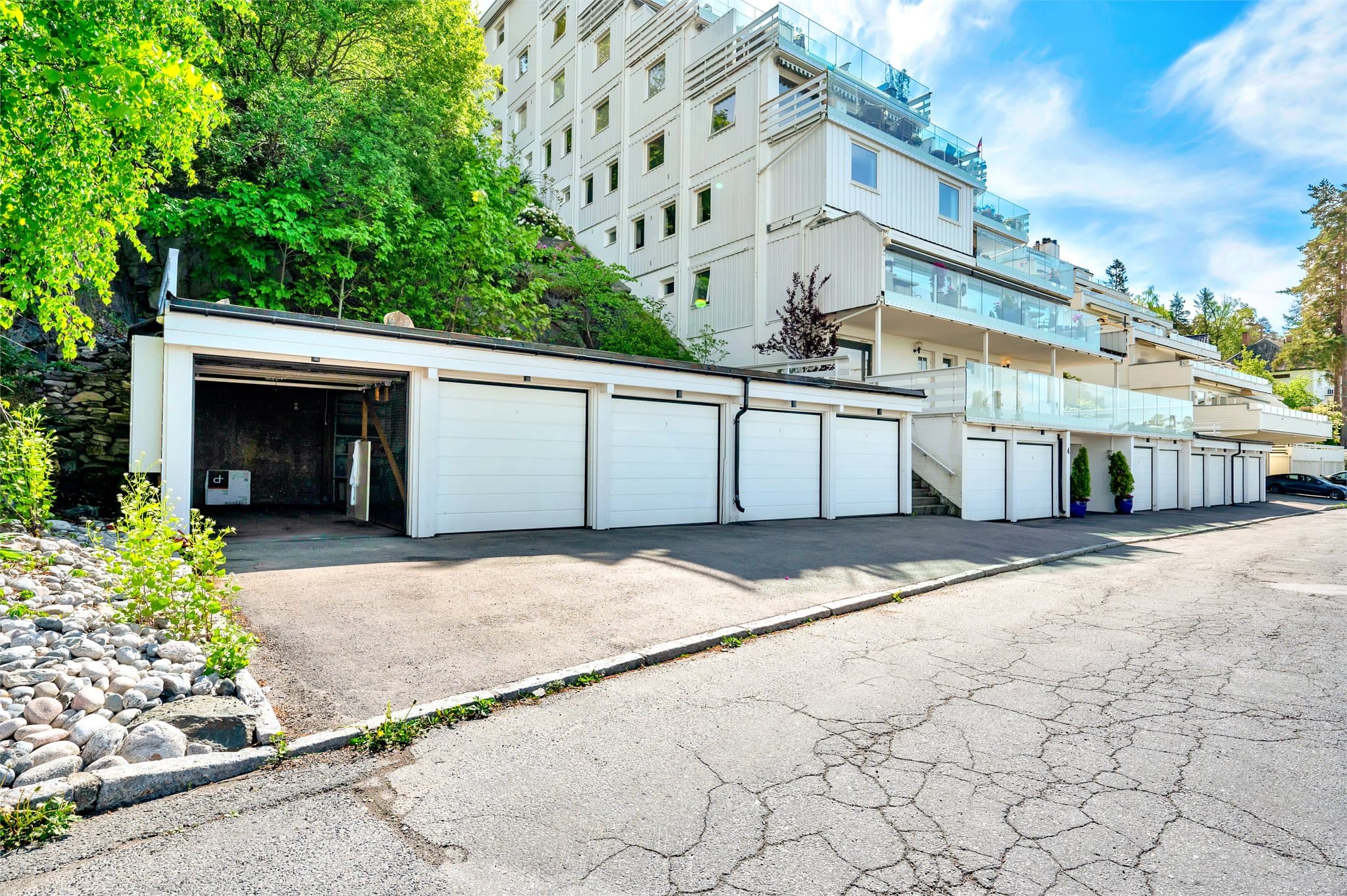 Det medfølger garasje med lader.