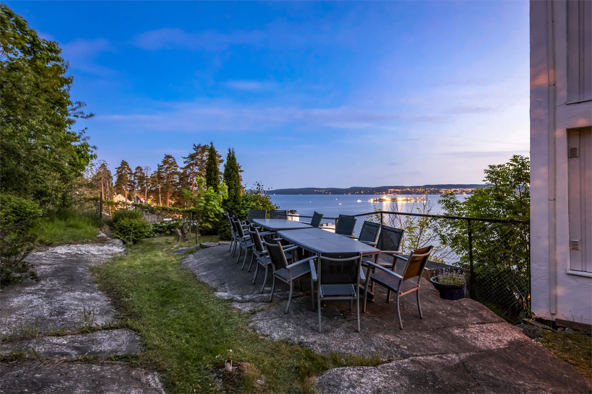 Flott, felles uteplass som inviterer til sosiale lag og hyggelige sammenkomster.