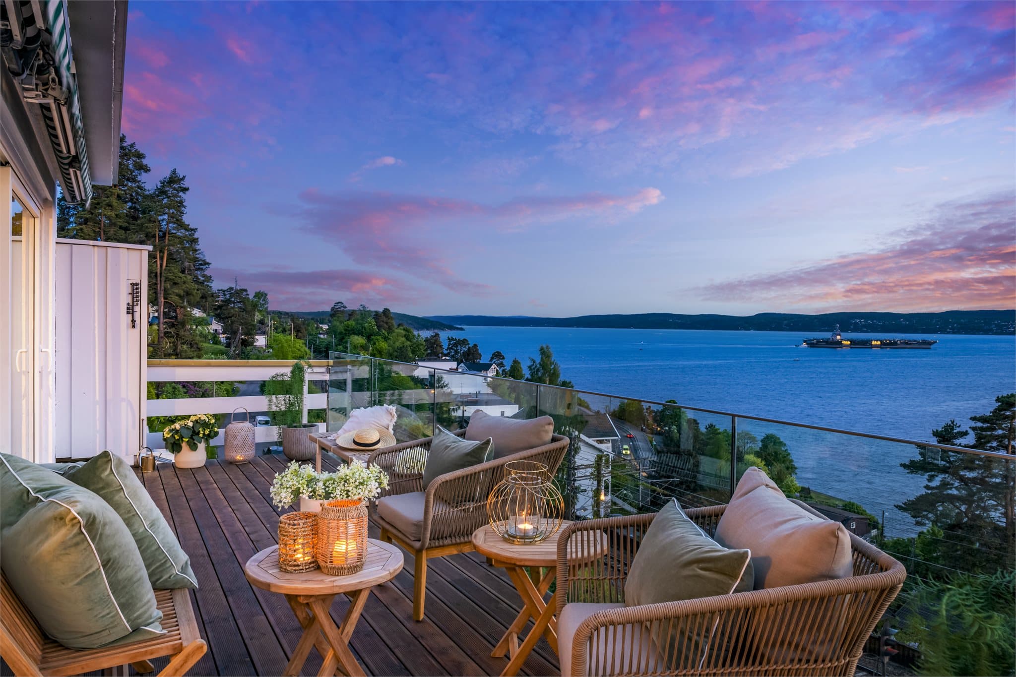 Fantastiske solnedganger kan nytes i godt selskap på balkongen.