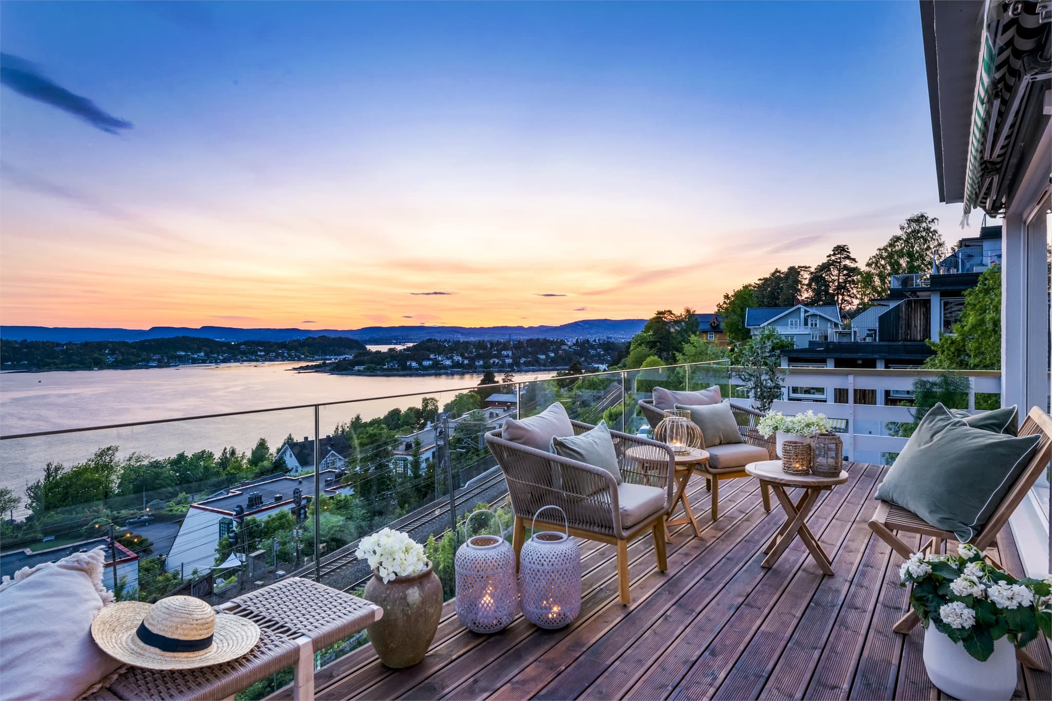 Her kan dere nyte solen dagen lang - og solnedgang når kvelden melder sin ankomst.