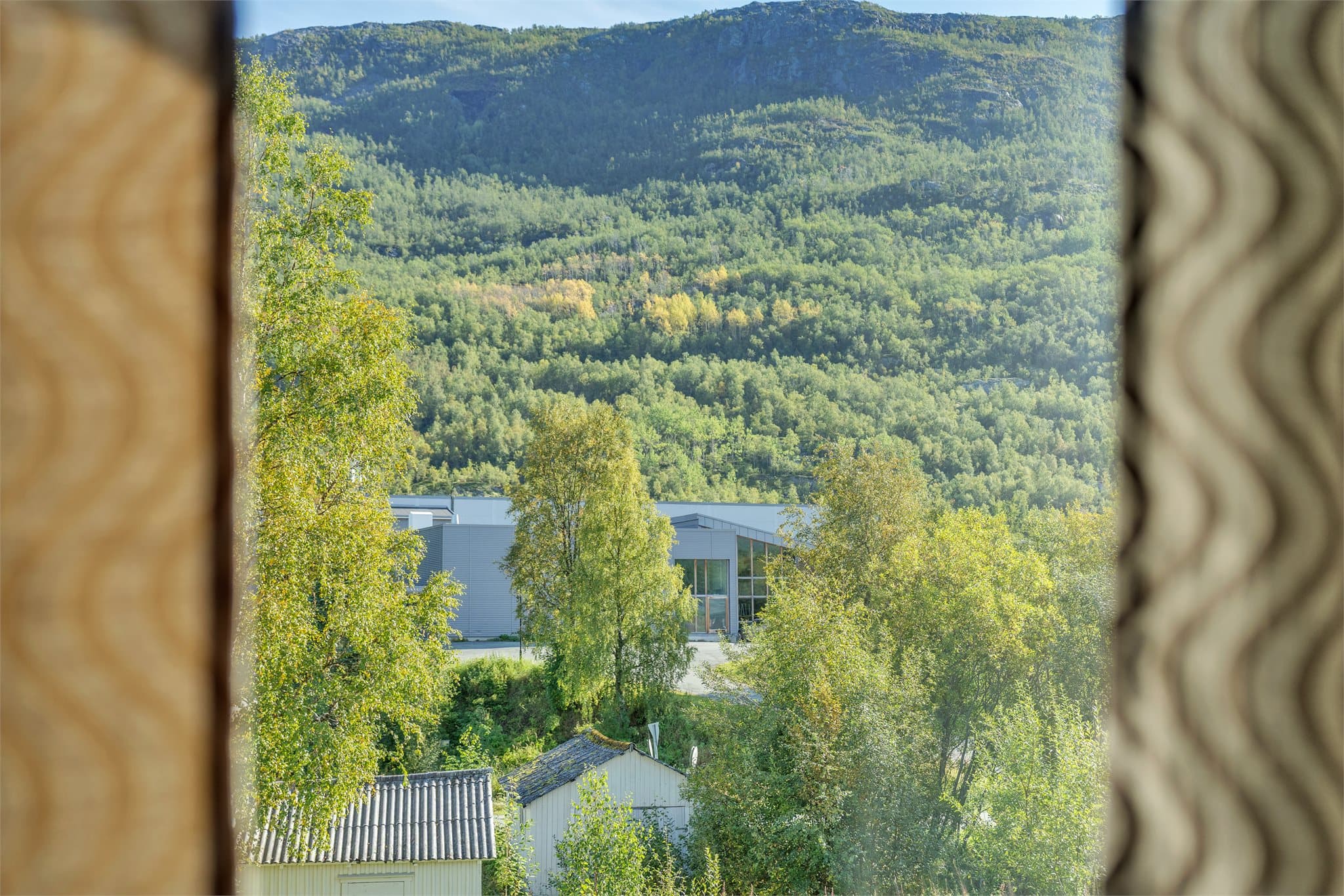 Boligen ligger med kun få minutters gange til skole og idrettsanlegg