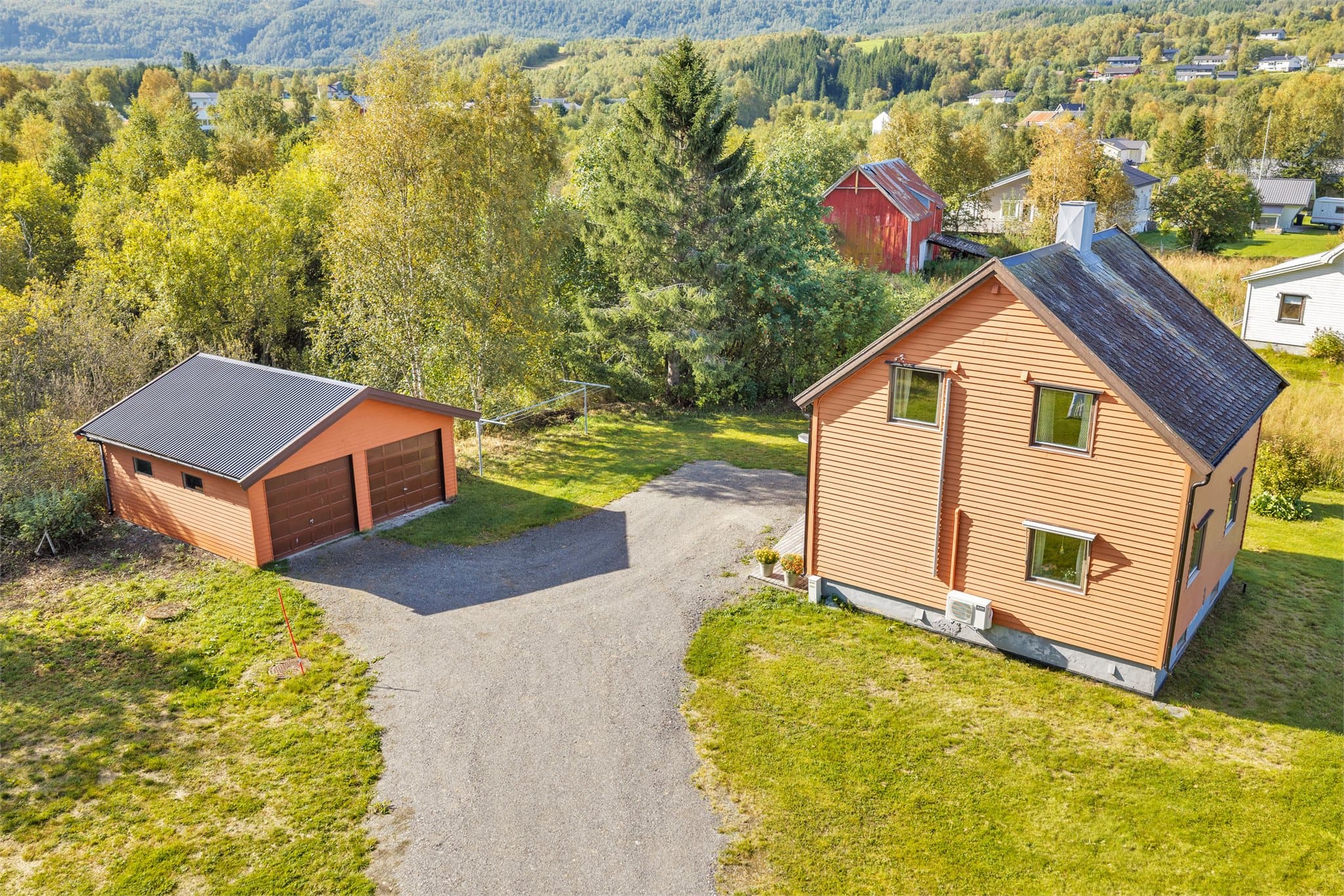 Boligen har en stor tomt på over 3 mål og på hovedparsell ligger selve boligen og dobbelgarasjen