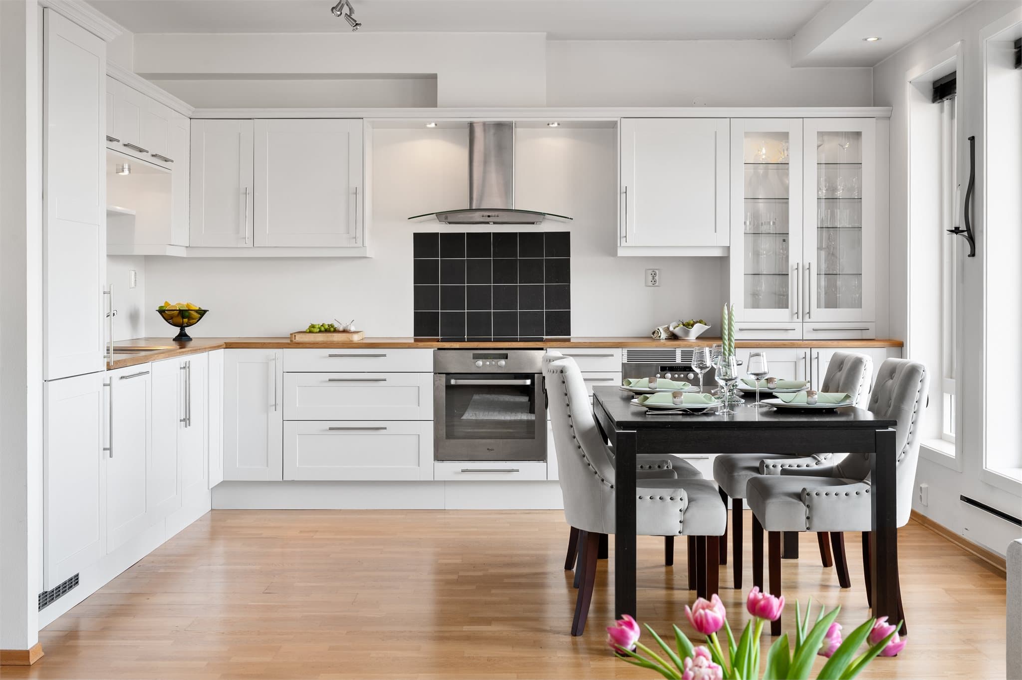 - Stue og kjøkken har en fantastisk takhøyde på ca. 2,61 m² -