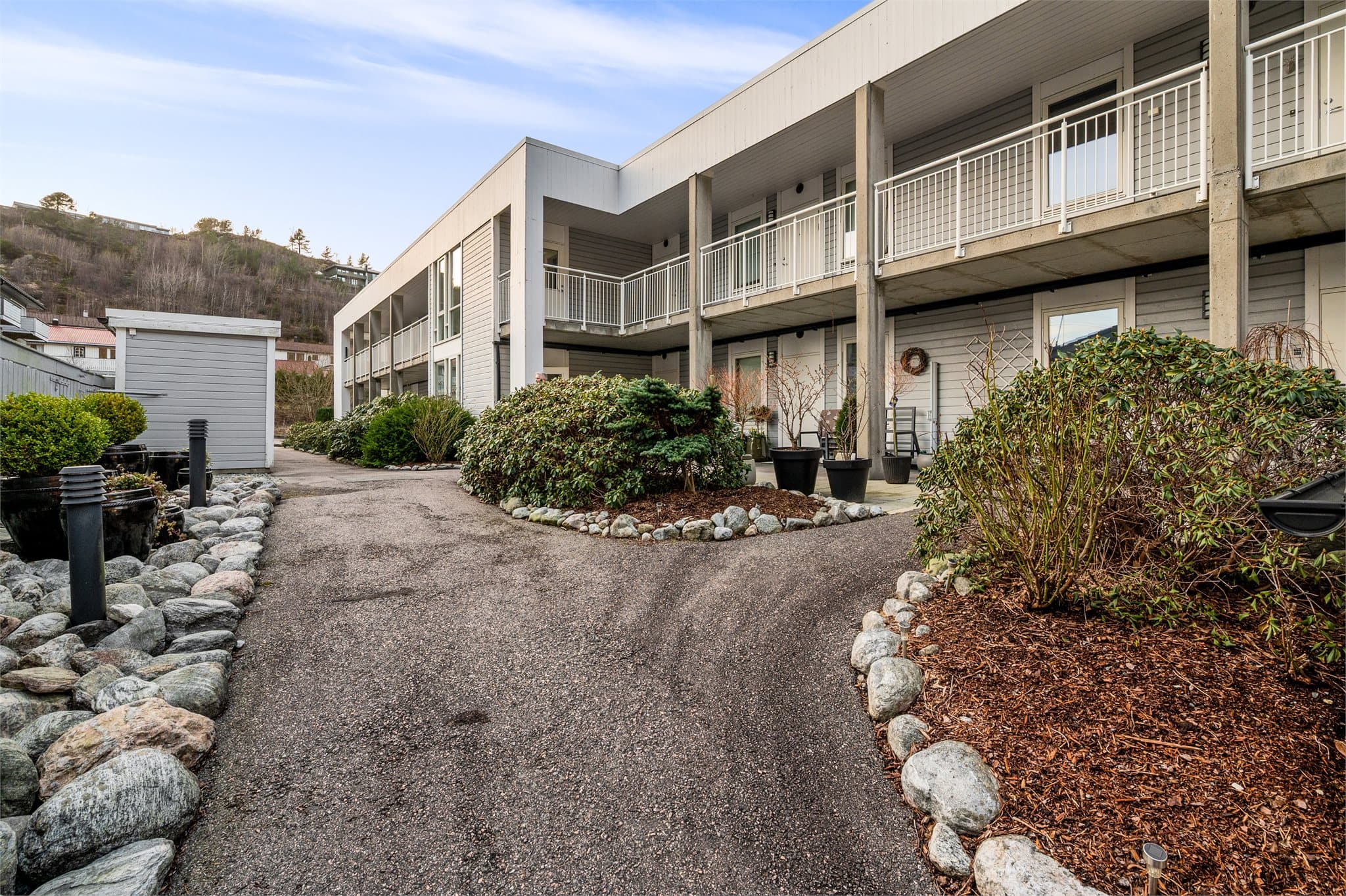 - Her bor du i særs flotte omgivelser hvor alt ligger til rette for en lettvint hverdag -