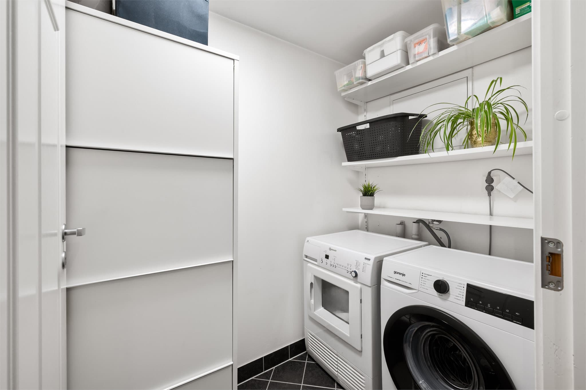 - Praktisk med separat vaskerom som er tilknyttet badet -