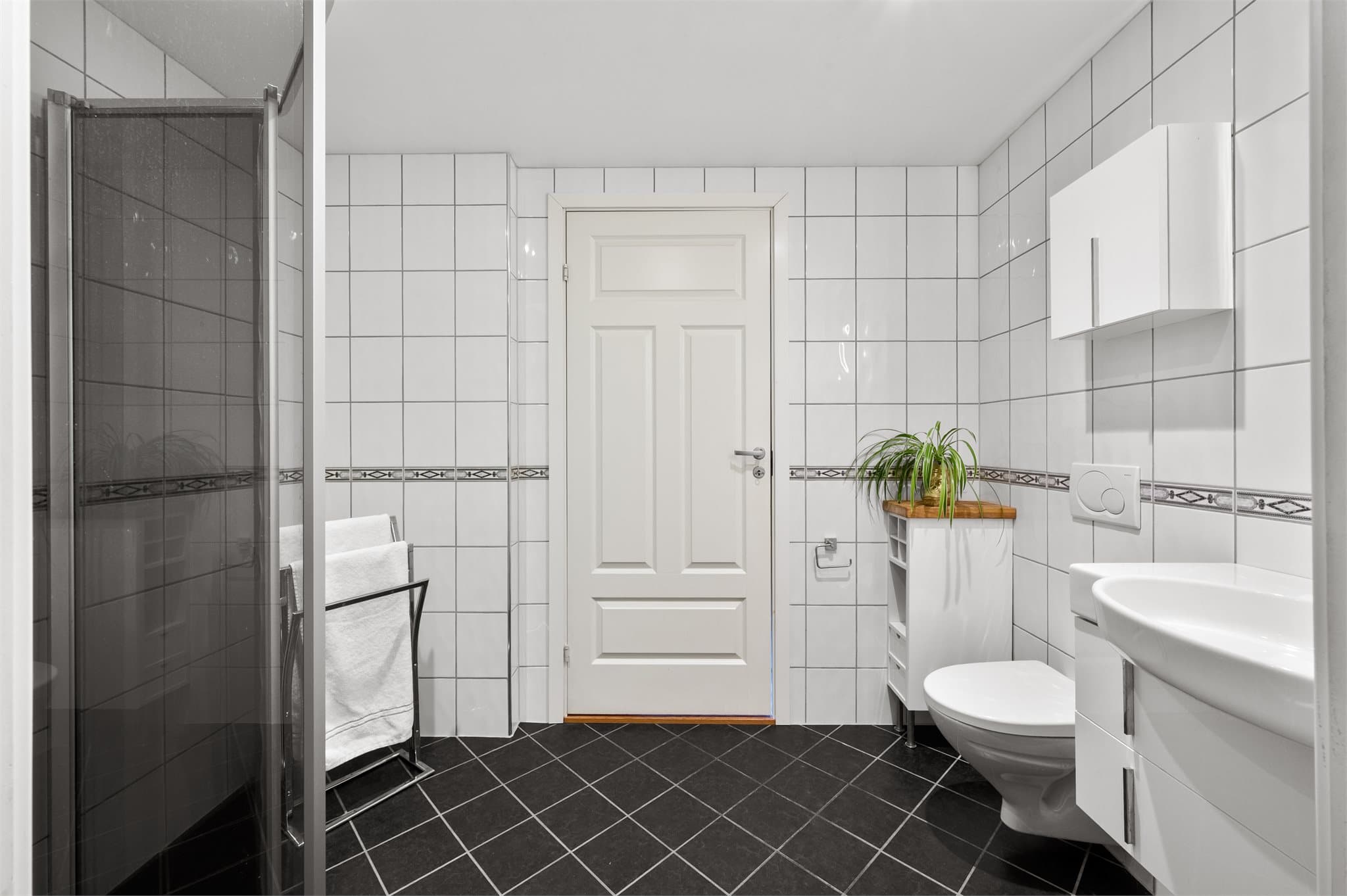 - Badet måler 4,9m² -
