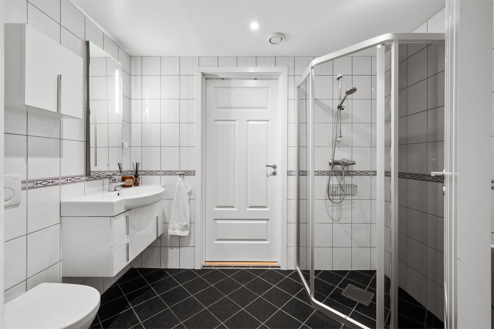 - Innbydende, helfliset bad med behagelig varme i gulv -