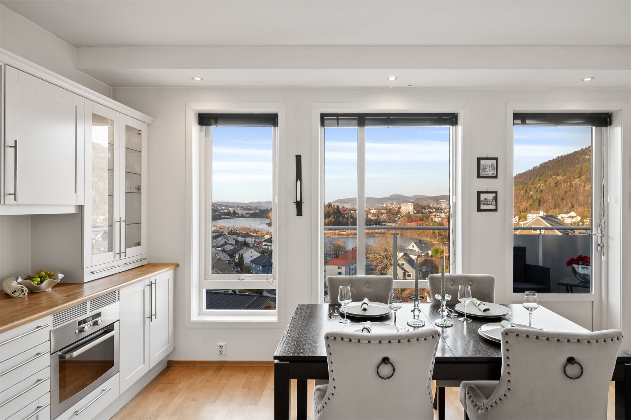 - Den praktiske utformingen av kjøkkenet gir rikelig med skap og benkeplass -