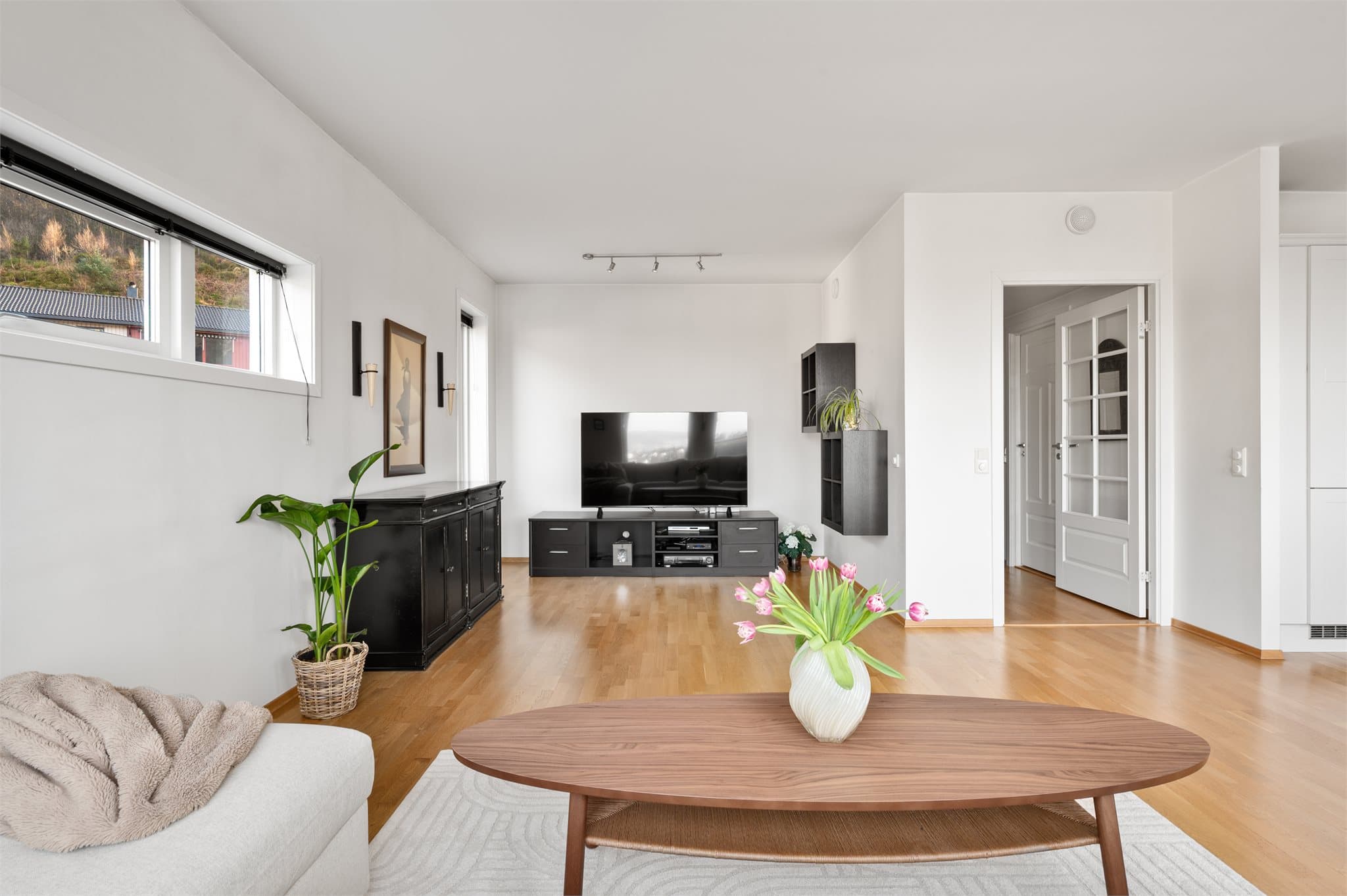 - Den åpne løsningen gjør dette til et praktisk og sosialt oppholdsrom for hele familien -