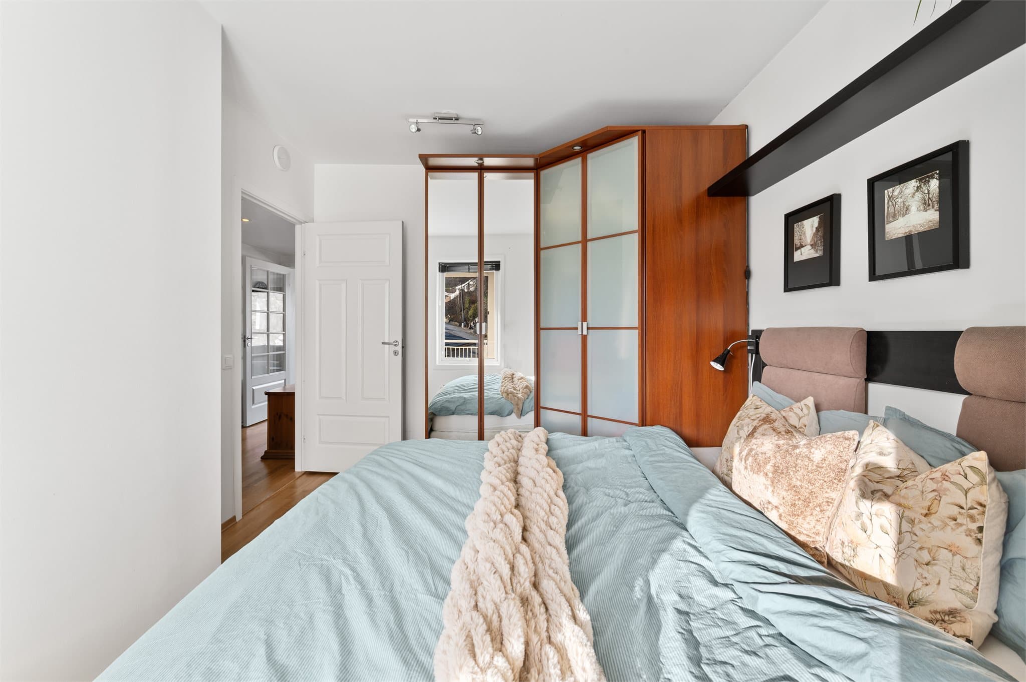 - Svært praktisk løsning som utnytter soverommet på en ekstremt god måte, og gir rikelig med lagringsplass -