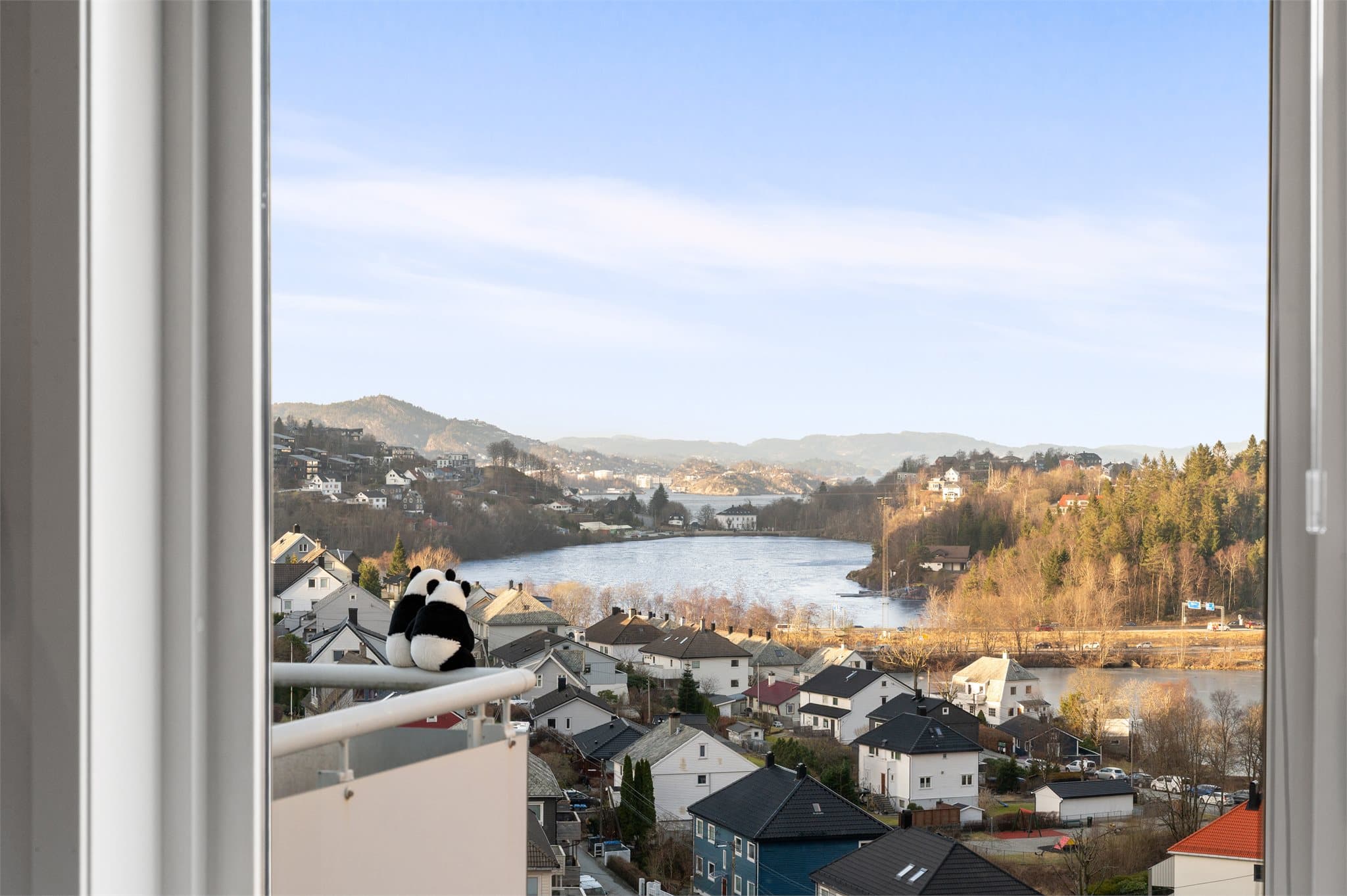 - Byggeår er 2008 og leiligheten holder en gjennomgående moderne og god standard -