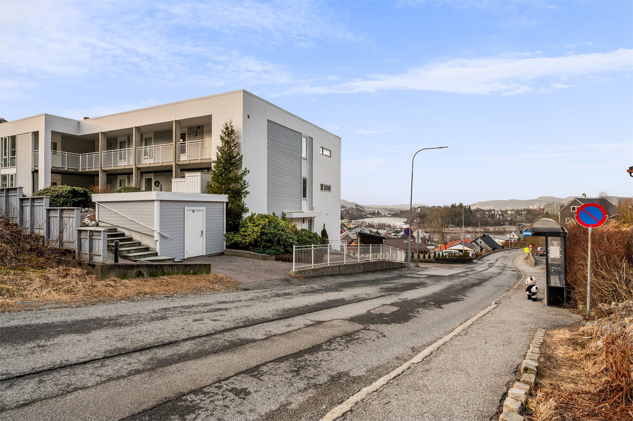 - Kollektivtilbudet i området er svært bra med nærmeste busstopp kun 1 minutt unna -
