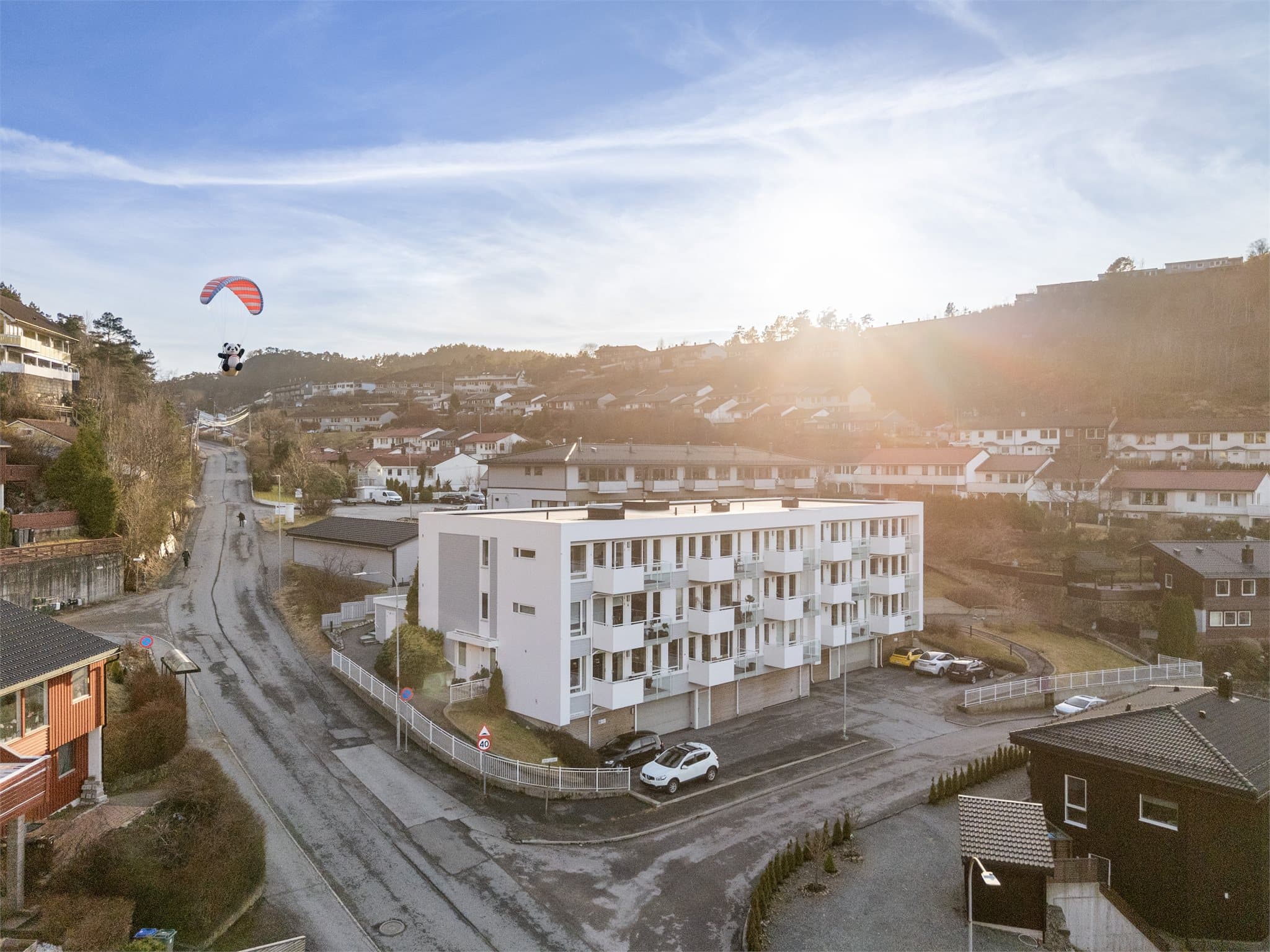 - For den aktive er det kort avstand til både Nipedalen borettslag og Laksevåg idrettshall for ballspill og andre aktiviteter -