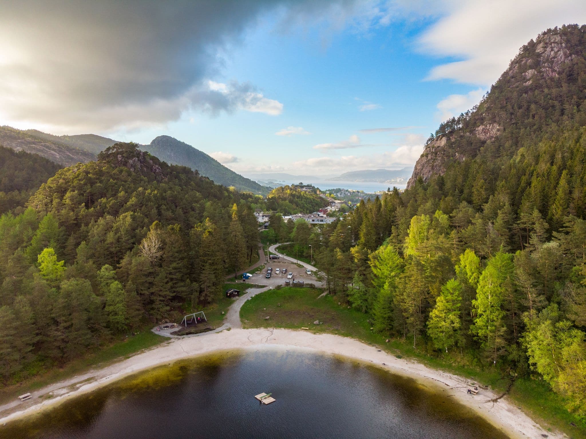 - I enden av Nipedalen finner du Tennebekken Badeplass med nydelig sandstrand -
