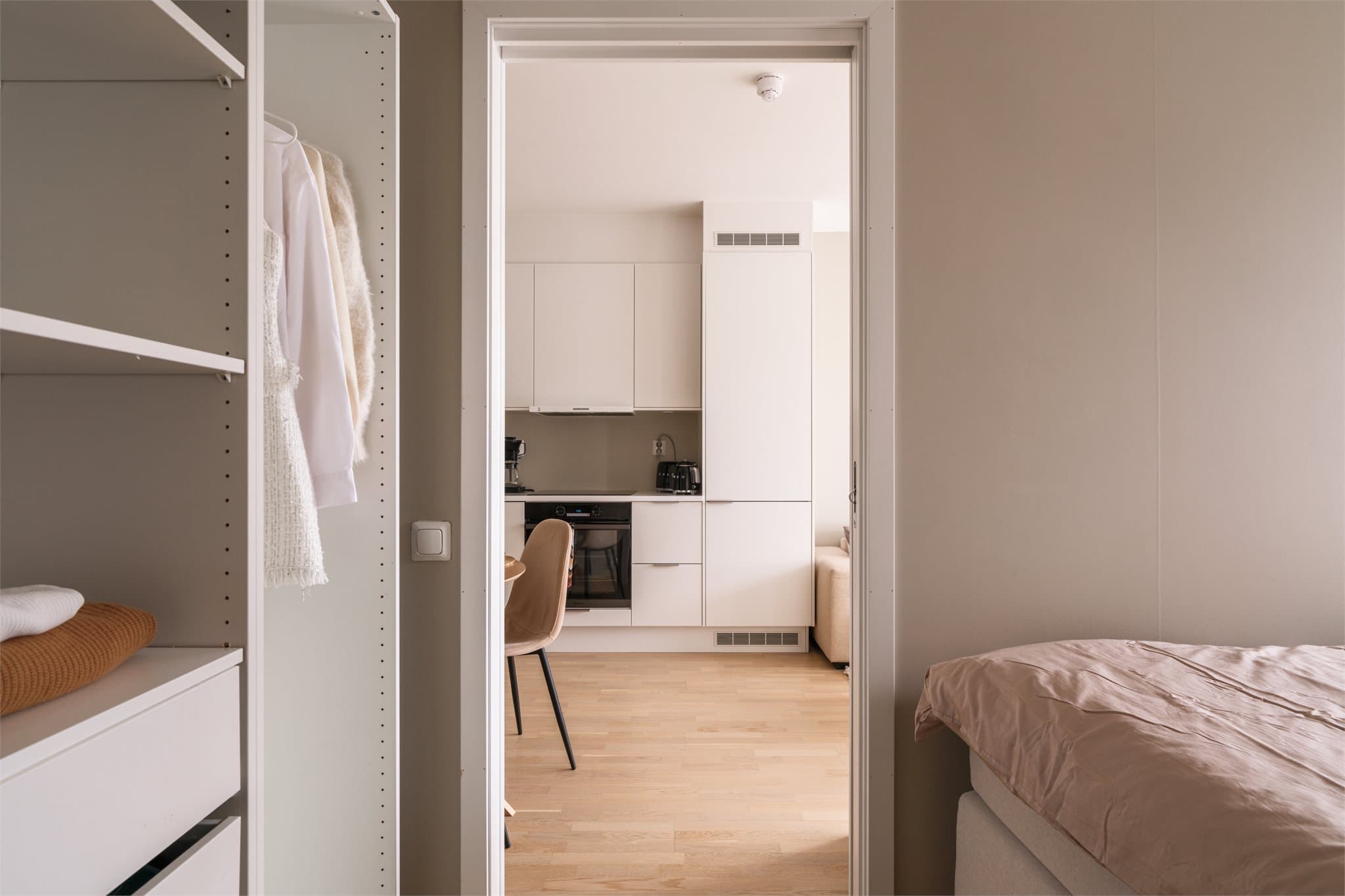 Fra soverommet er det kort vei til leilighetens øvrige rom.