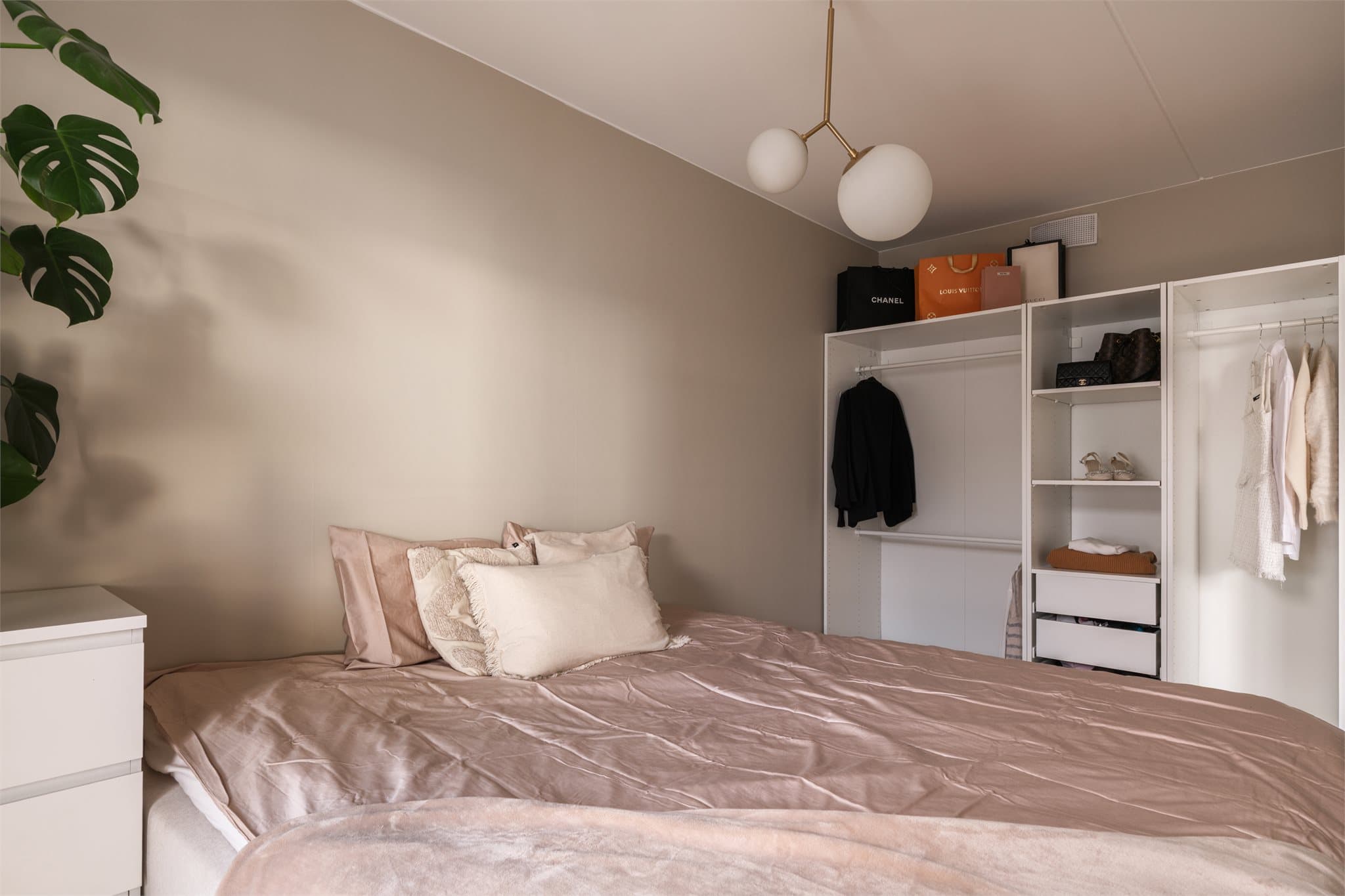 Soverommet er av god størrelse med plass til dobbeltseng og garderobeløsning.