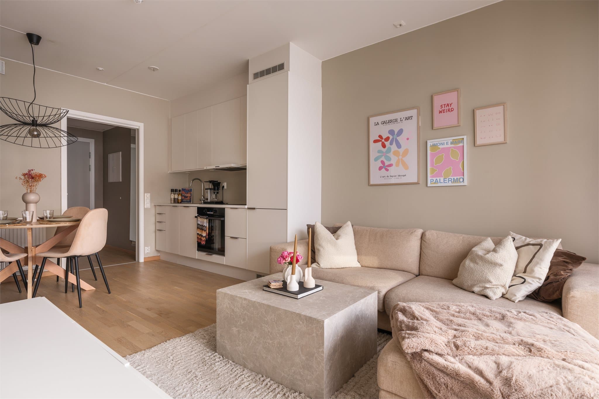 Stuen er et lyst og sentralt rom med en takhøyde på 2,5 meter.