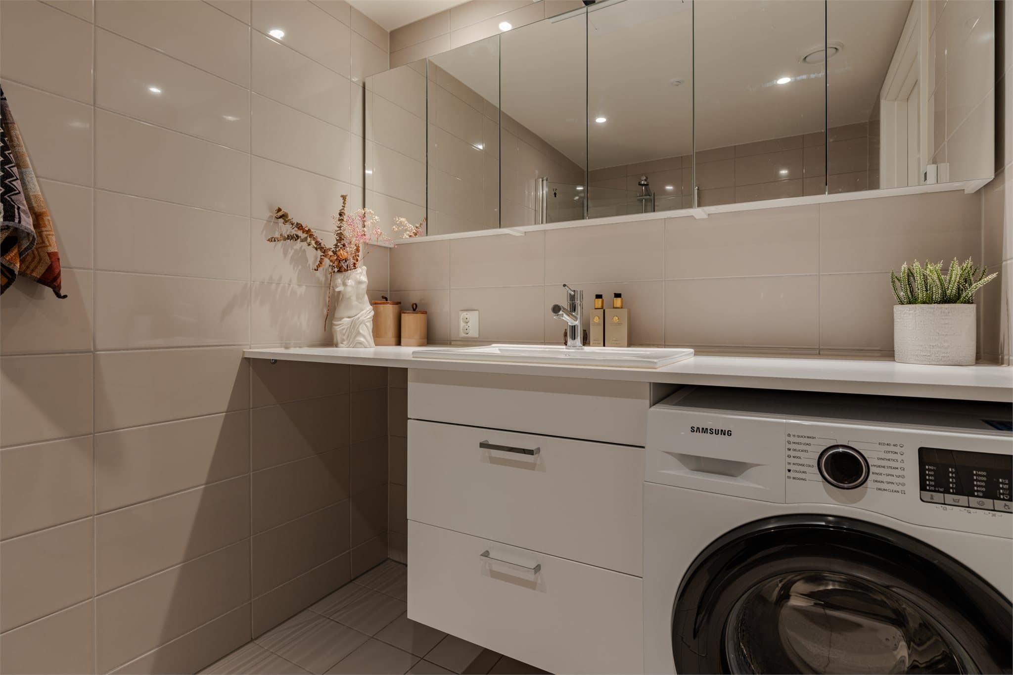 Det er opplegg for vaskemaskin, med god benkeplass over.