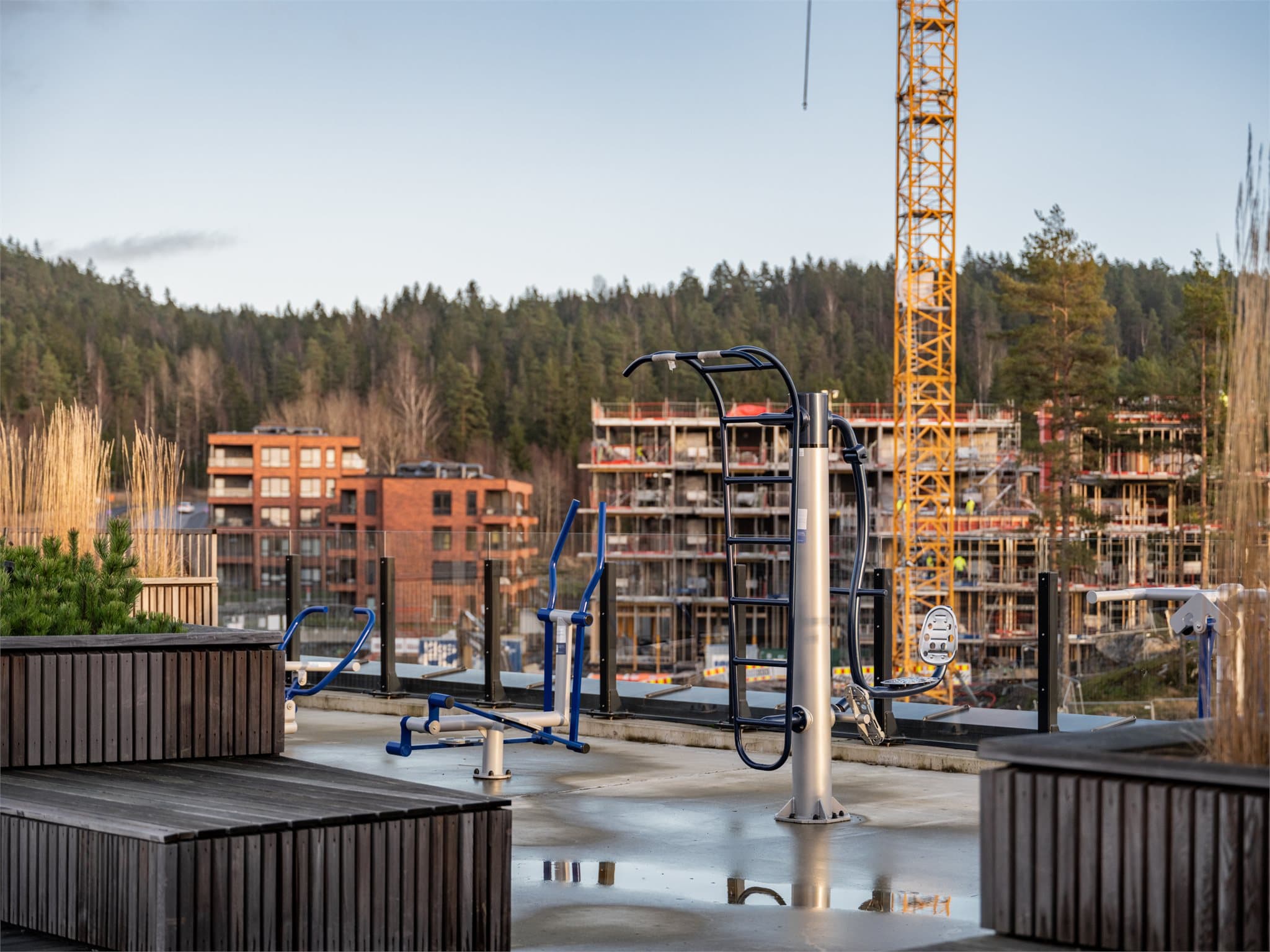 Beboere har tilgang til et utendørs treningsområde på fellesarealet.