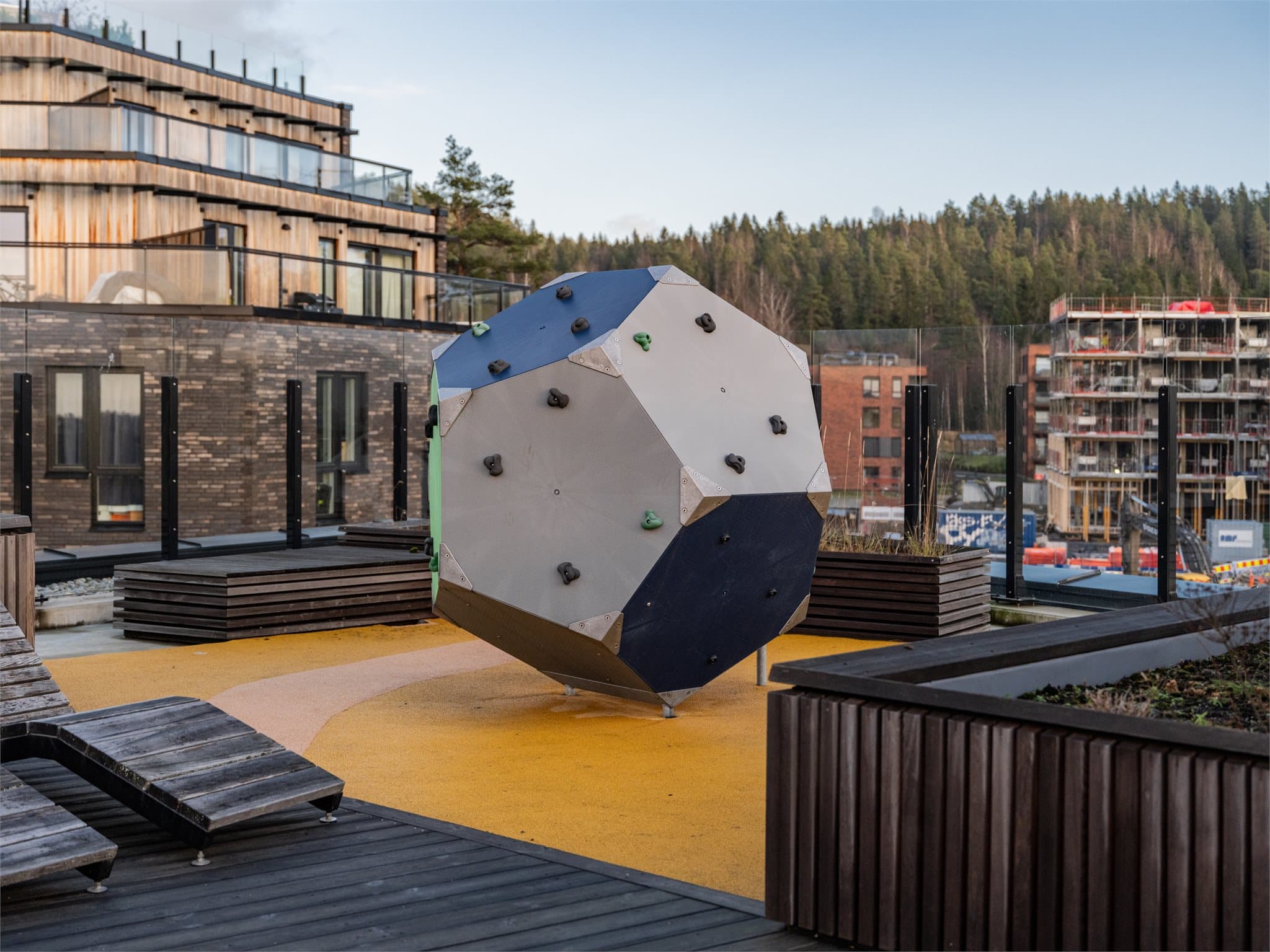 For de aktive finnes det også en buldrevegg tilgjengelig for beboerne.