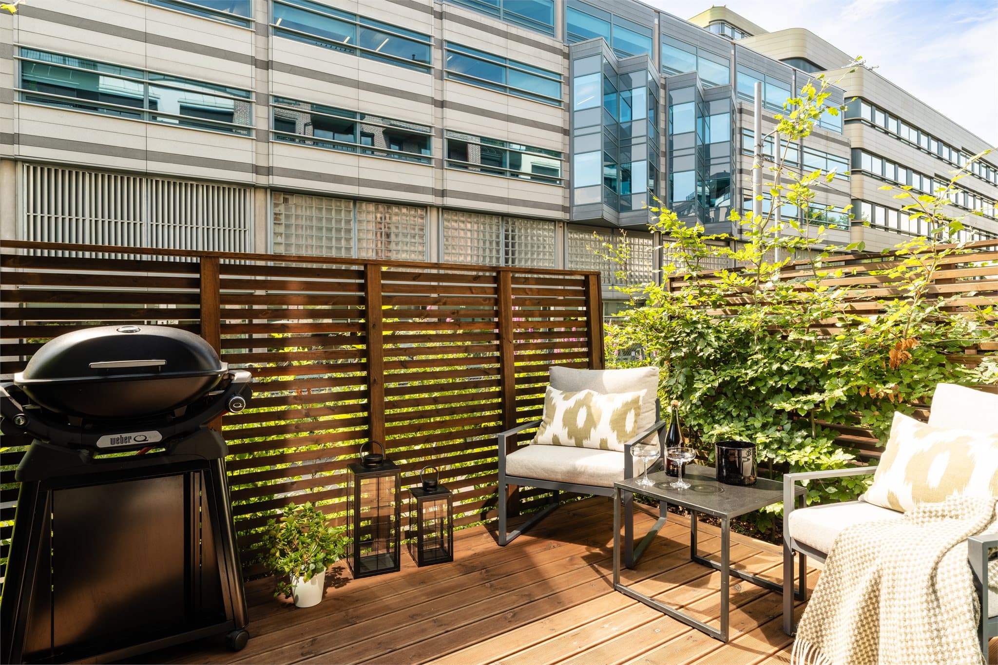 Boligen har en privet terrasse på ca. 7 m² med adkomst fra stuen. I tillegg har bygget en særs flott og stor takterrasse med flott utsikt.