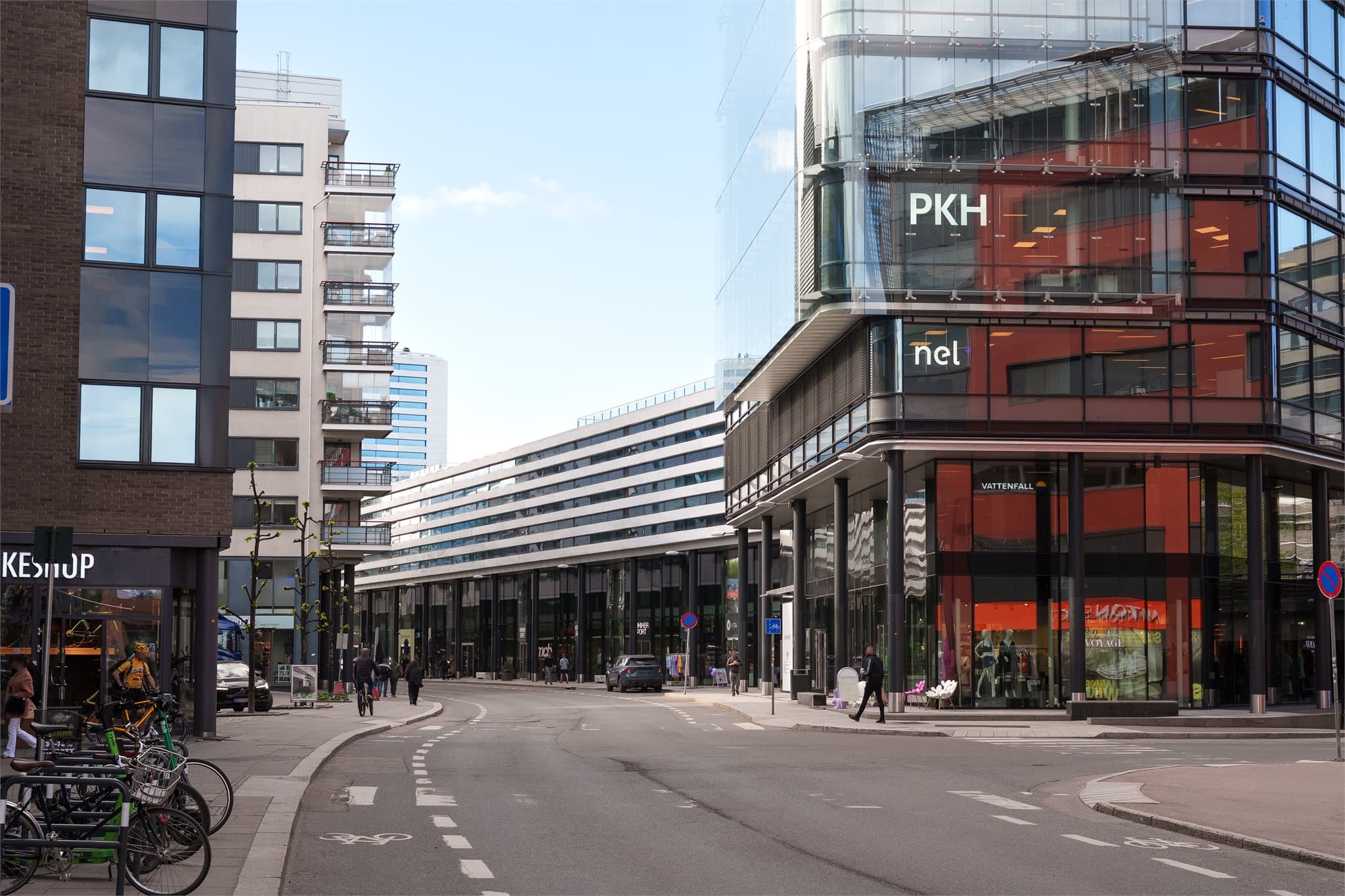 Karenslyst allé er områdets naturlige møteplass med et variert utvalg butikker.