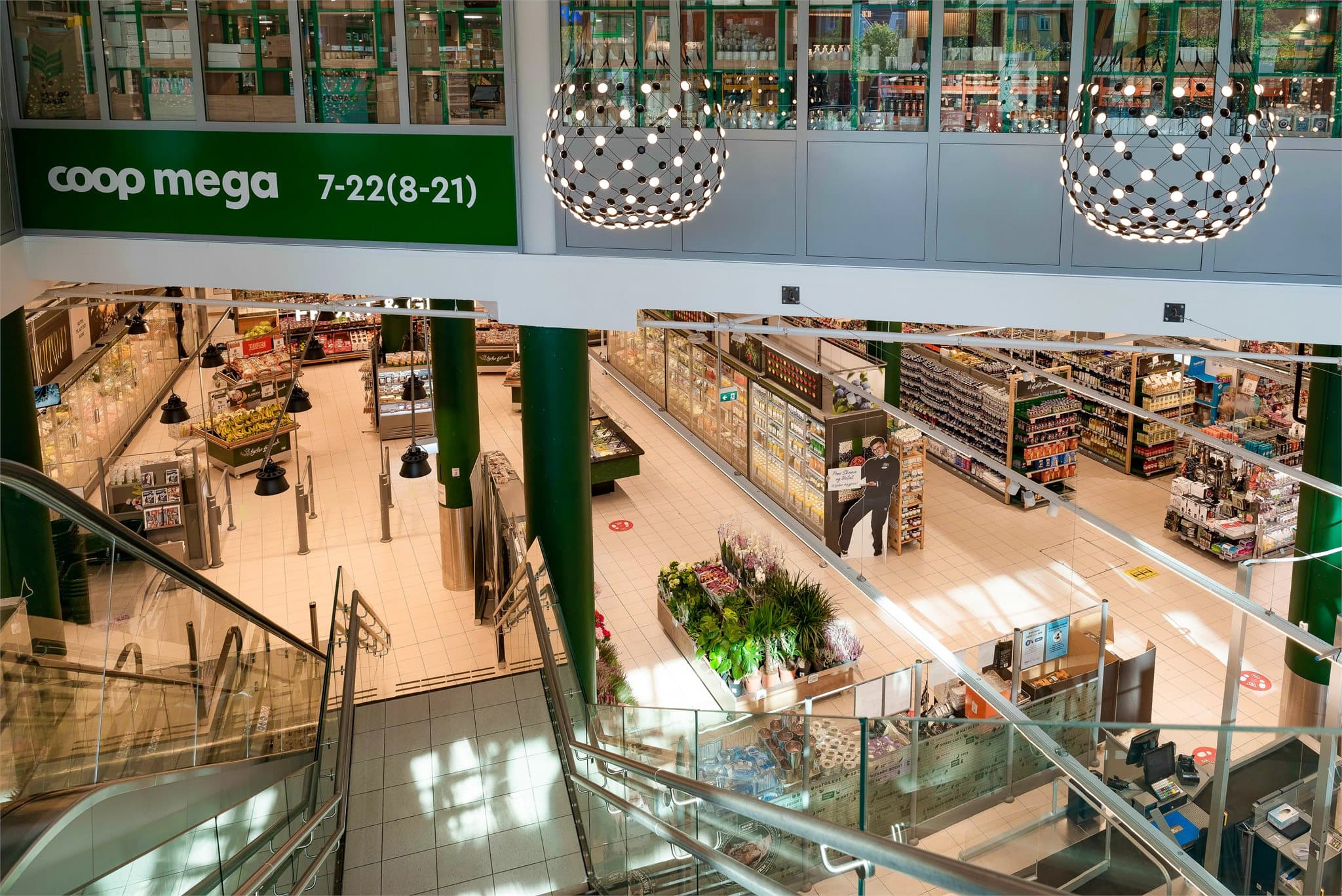 Flere dagligvarebutikker, som Meny og Bunnpris, ligger innen kort gangavstand.