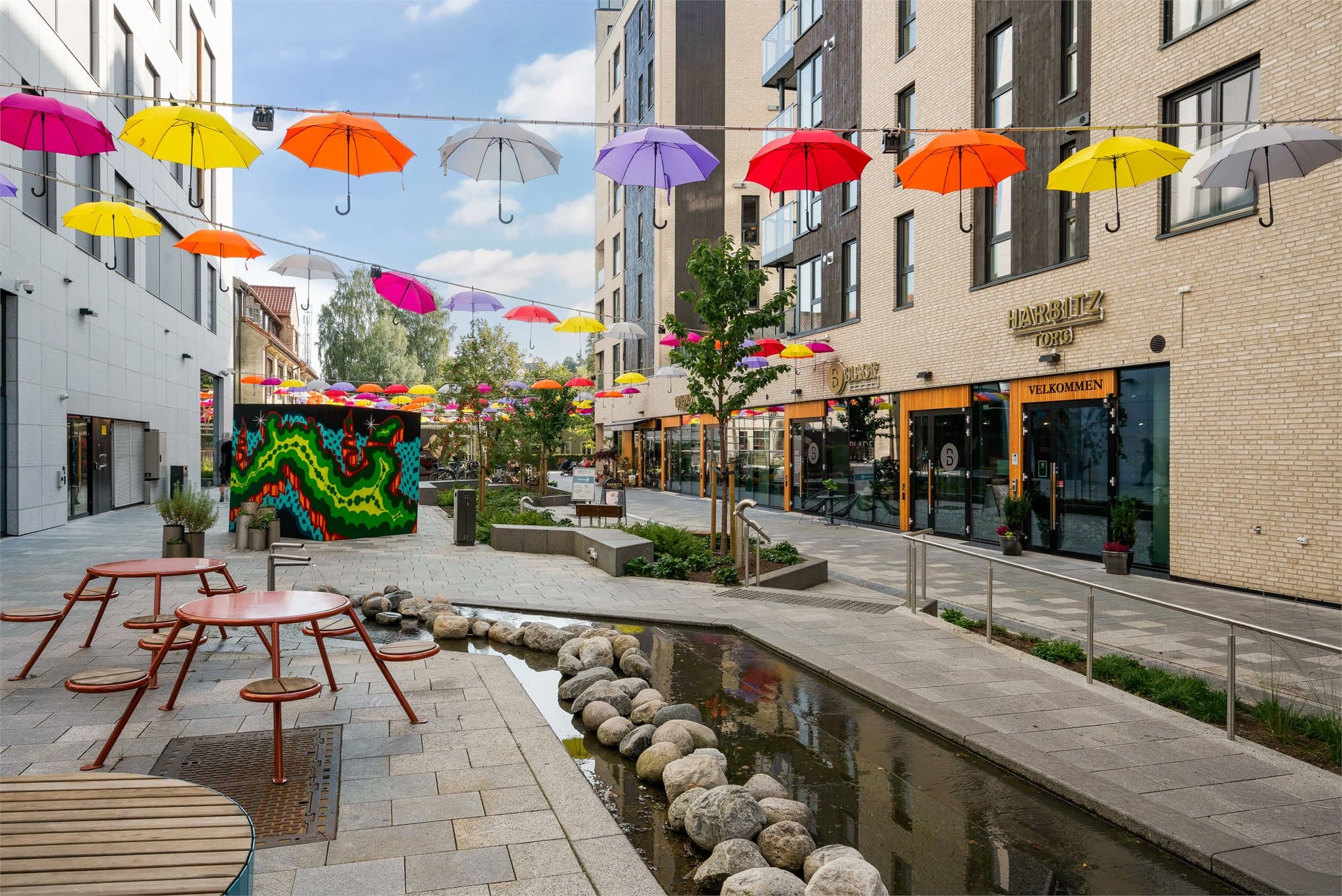 Nærliggende Harbitz Torg byr også på serveringssteder og butikker.