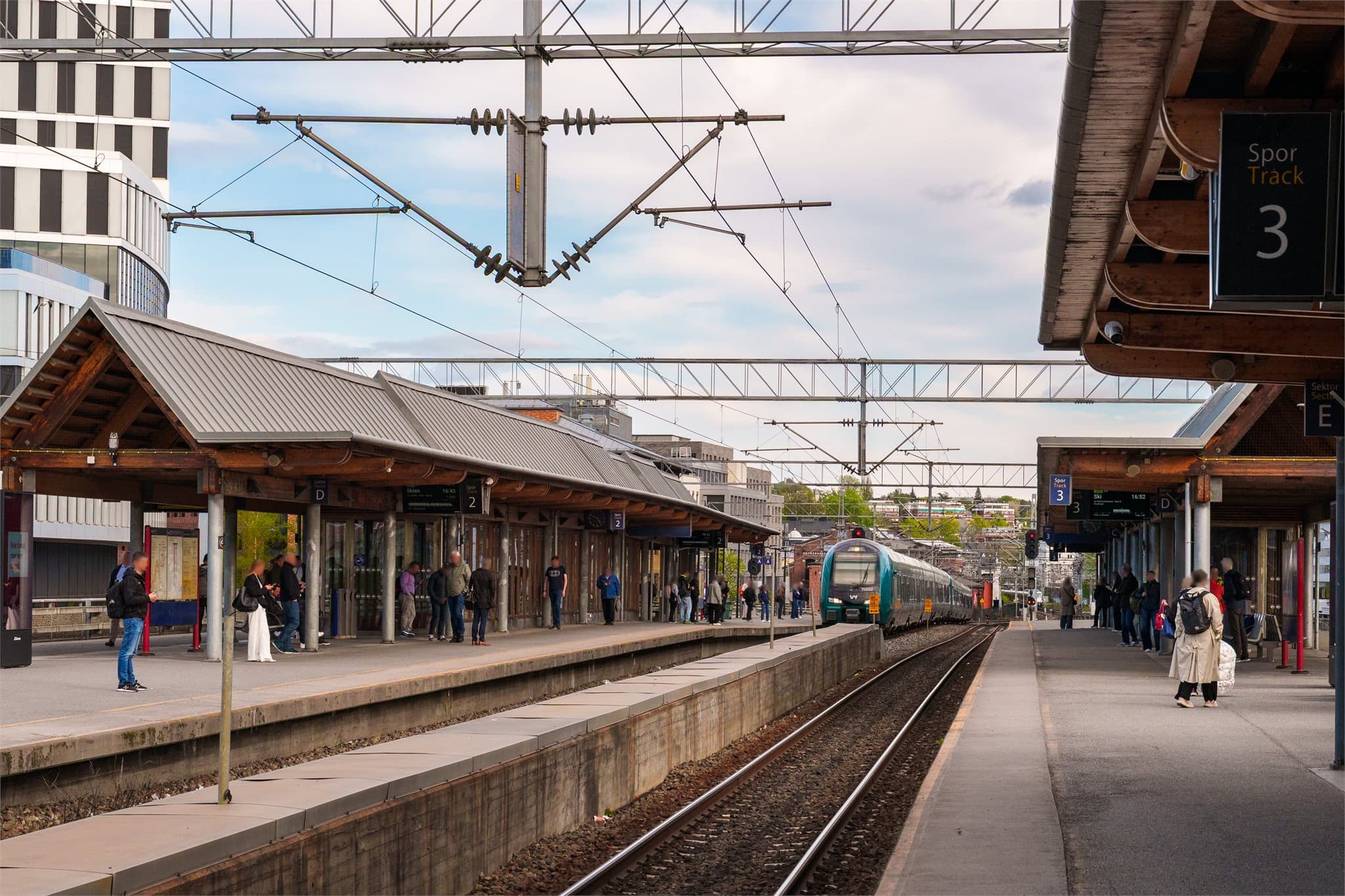 Fra Skøyen stasjon går både lokaltog, regiontog og Flytoget.