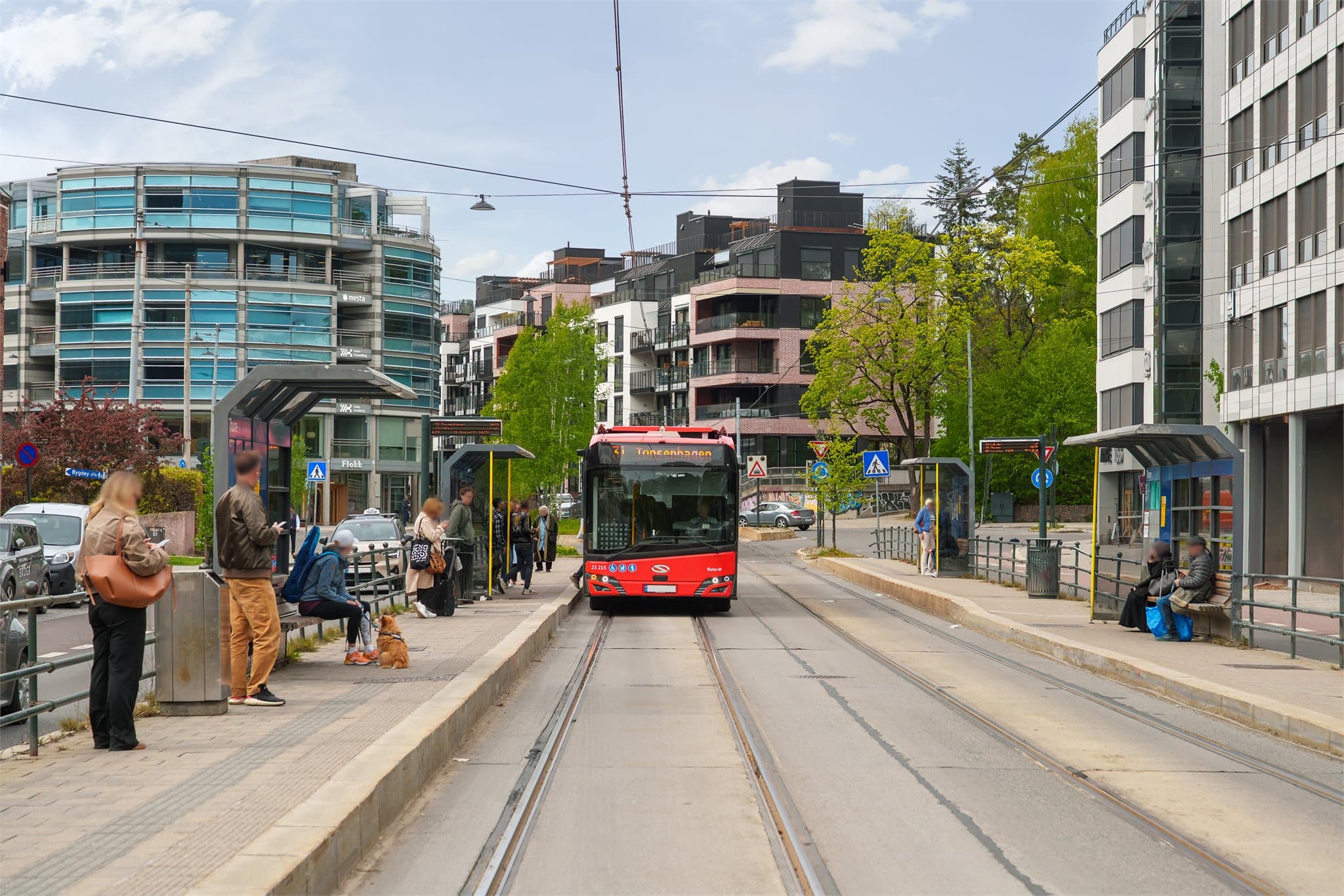 I umiddelbar nærhet finner du også trikkelinje 13 samt flere busslinjer.